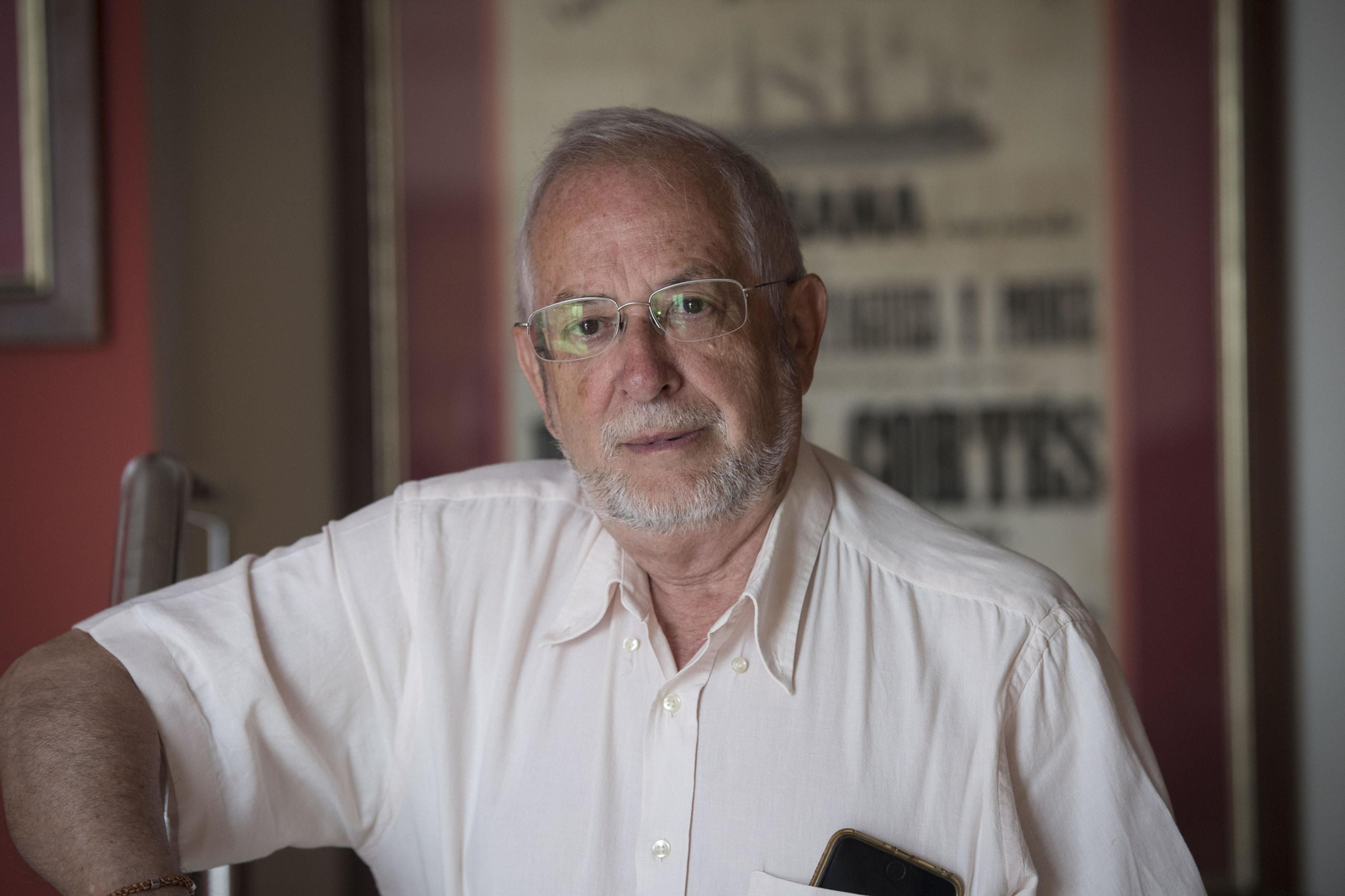 El escritor Ángel Arribas denuncia en su última novela la doble condición de víctimas de las mujeres en los conflictos.