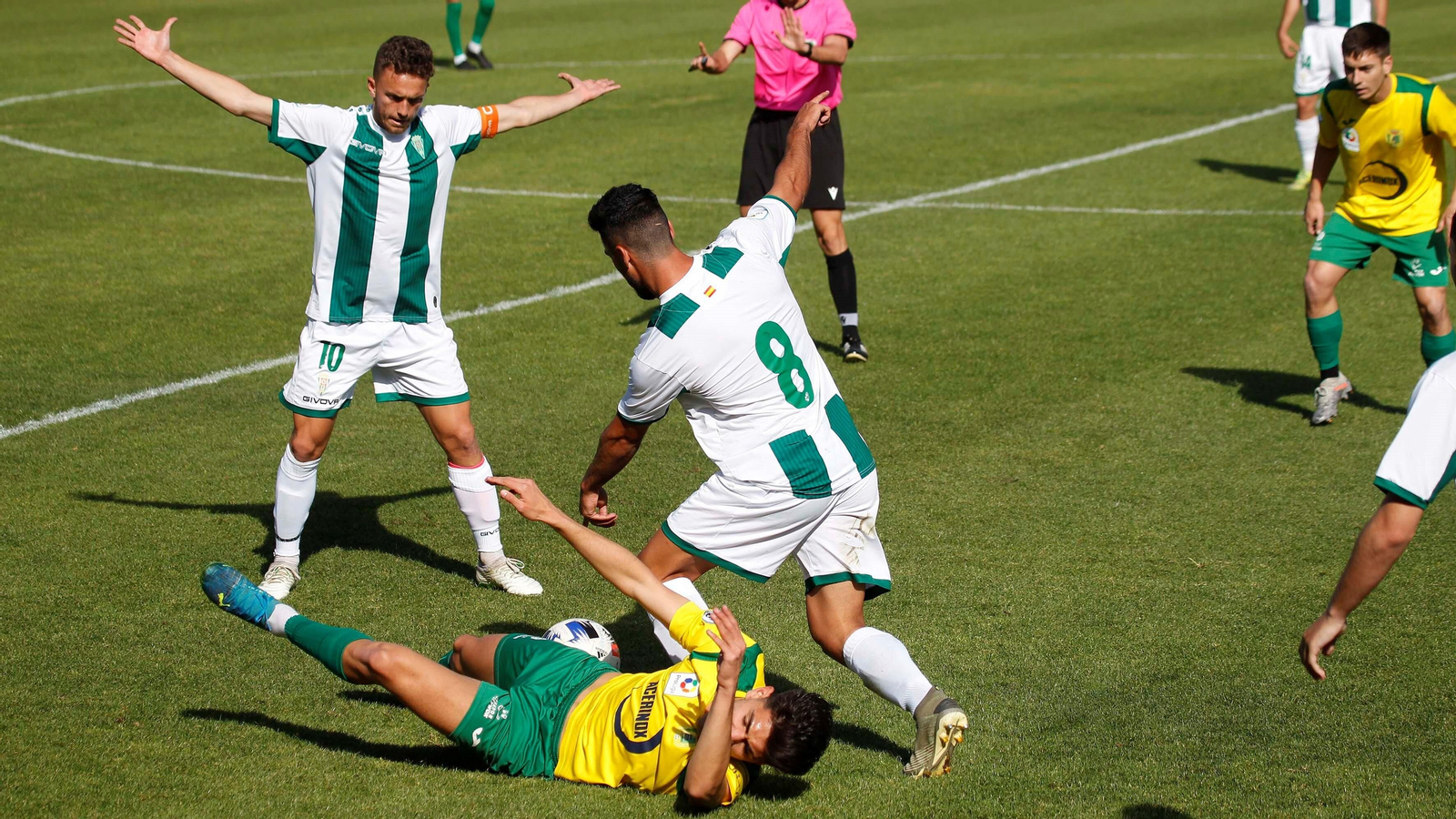 Richard cae al suelo tras un encontronazo con el cordobesista Moyano.
