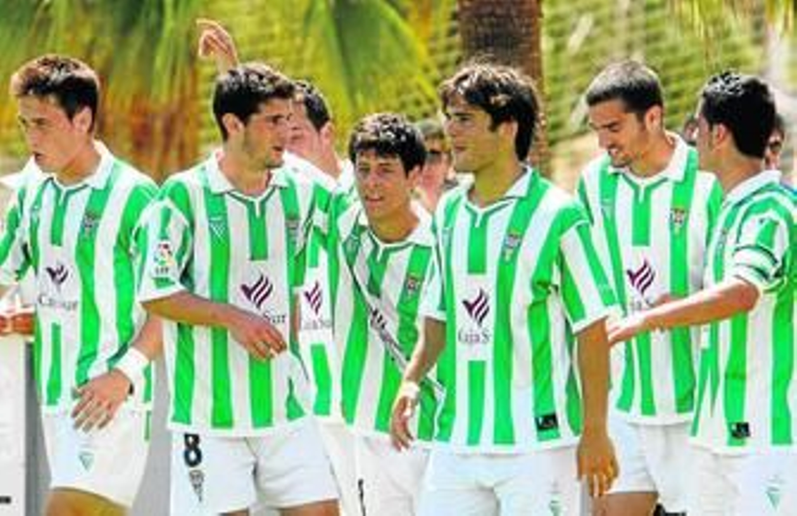 Los jugadores del filial cordobés celebran un tanto de la pasada campaña.