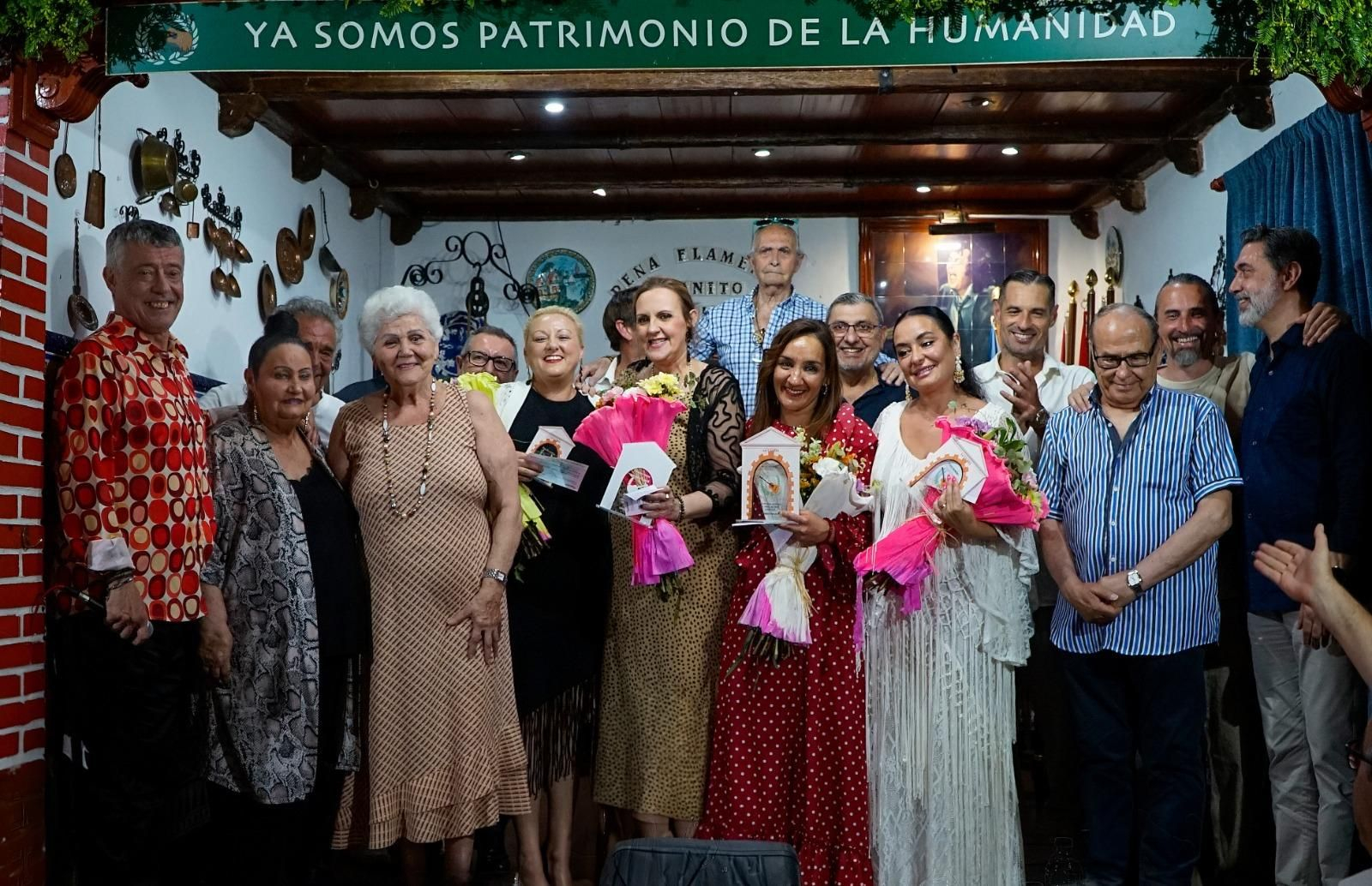 Una imagen de la ganadora y las finalistas del Concurso de Cante por Soleá con la directiva de la peña flamenca Juanito Villar.