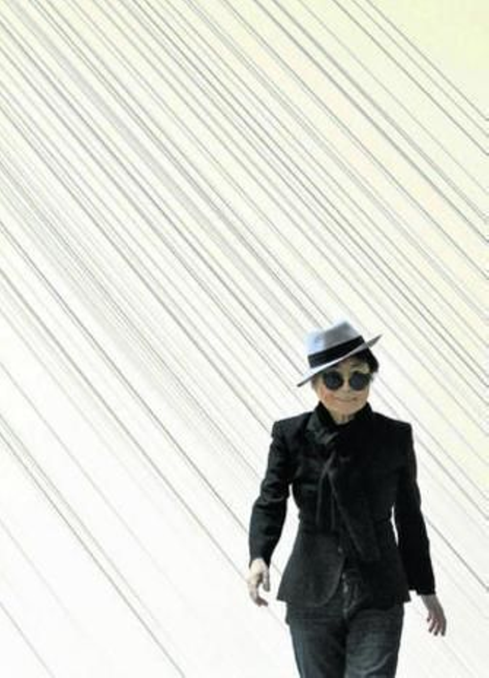 Yoko Ono, 81 años, ayer en el Guggenheim ante su instalación 'Rayos de la mañana/ Lecho de río'.