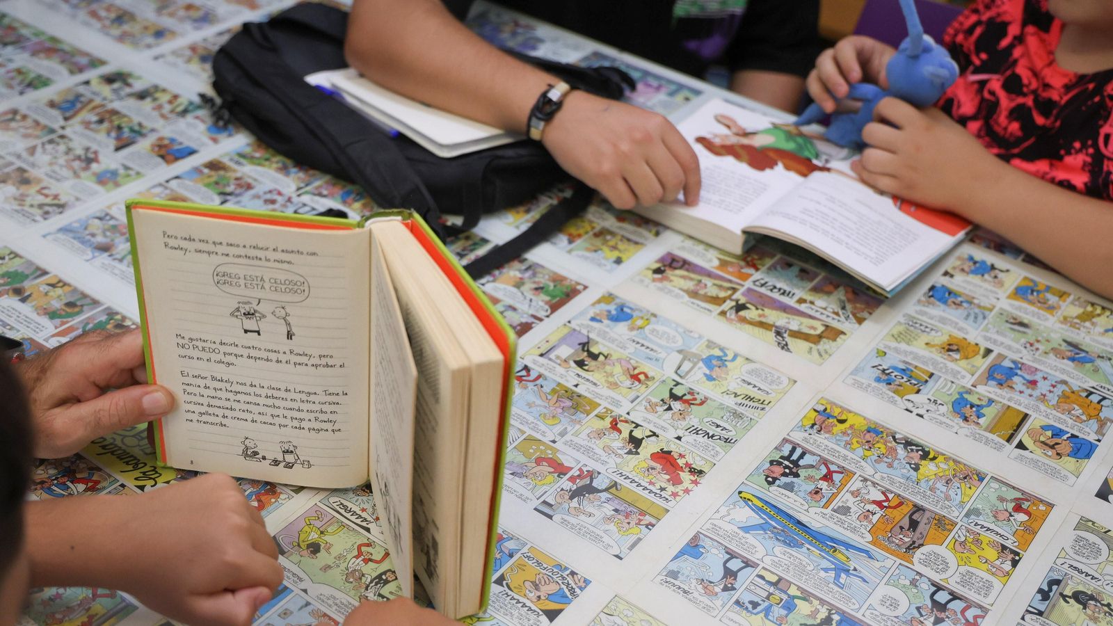 Dos niños leyendo con dos voluntarios de Lecxit. Dos niños leyendo con dos voluntarios de Lecxit.