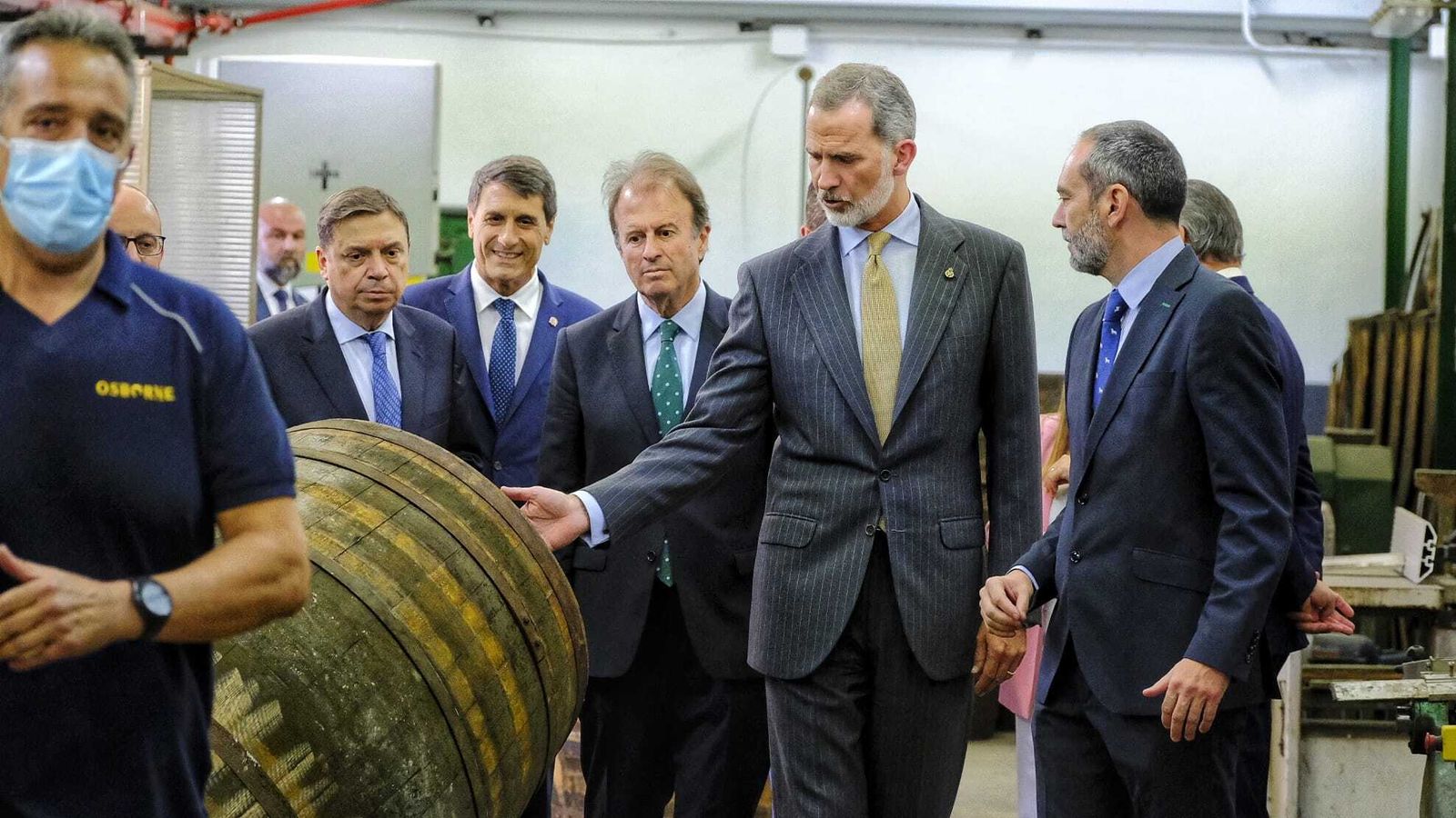 El rey en las instalaciones de la empresa con el presidente de Osborne, Ignacio Osborne.