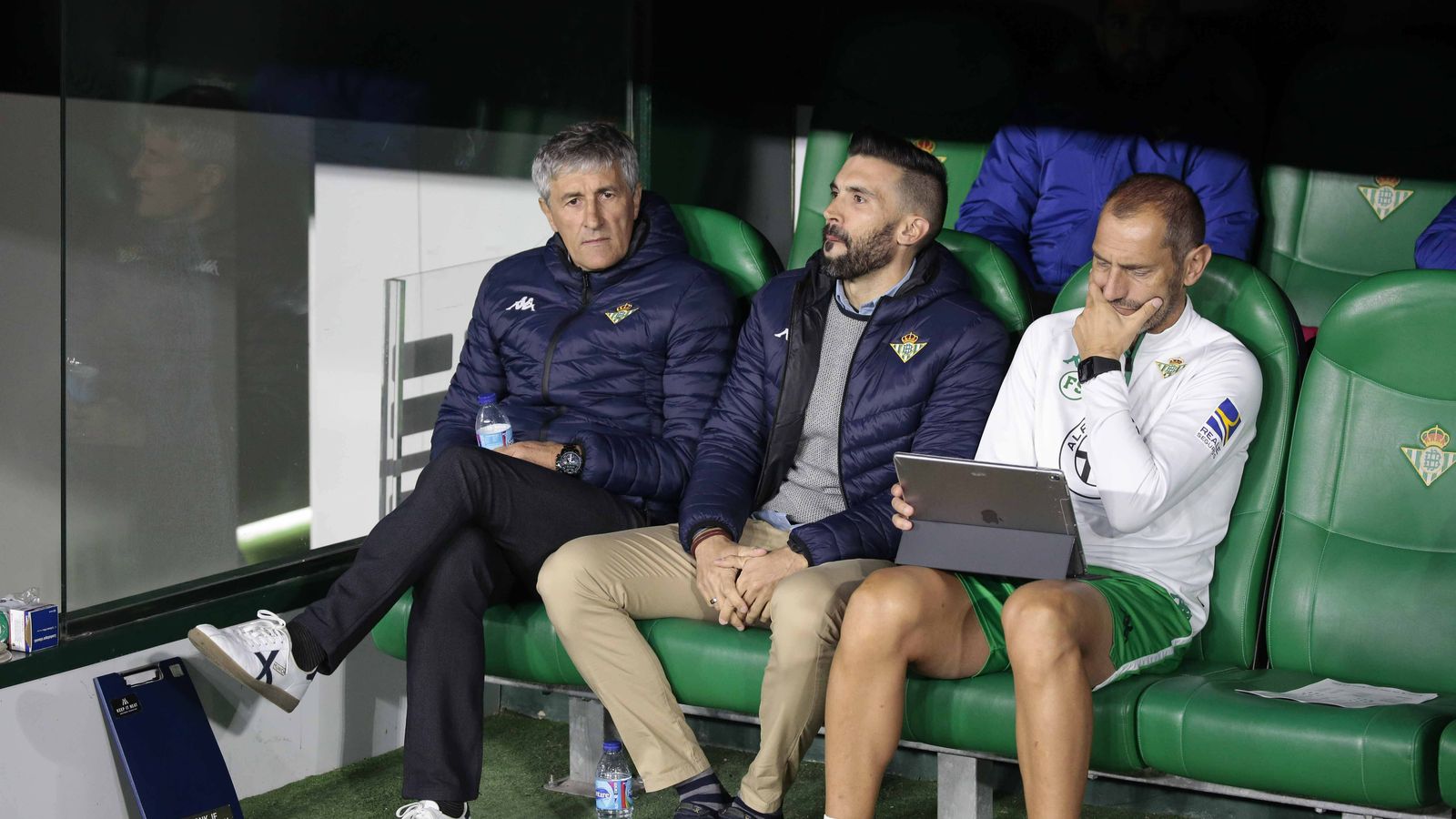 Éder Sarabia, entre Quique Setién y Fran Soto.