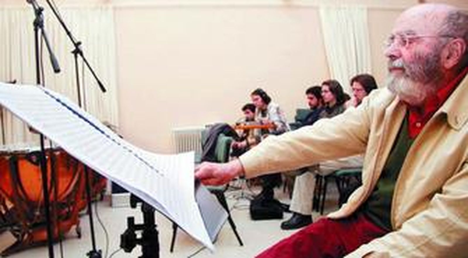 El compositor Luis de Pablo, el lunes, durante un ensayo con la formación sevillana Zahir Ensemble.