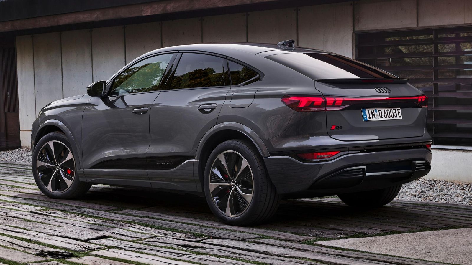 El Audi Q6 Sportback e-tron presume de silueta coupé y una autonomía de récord