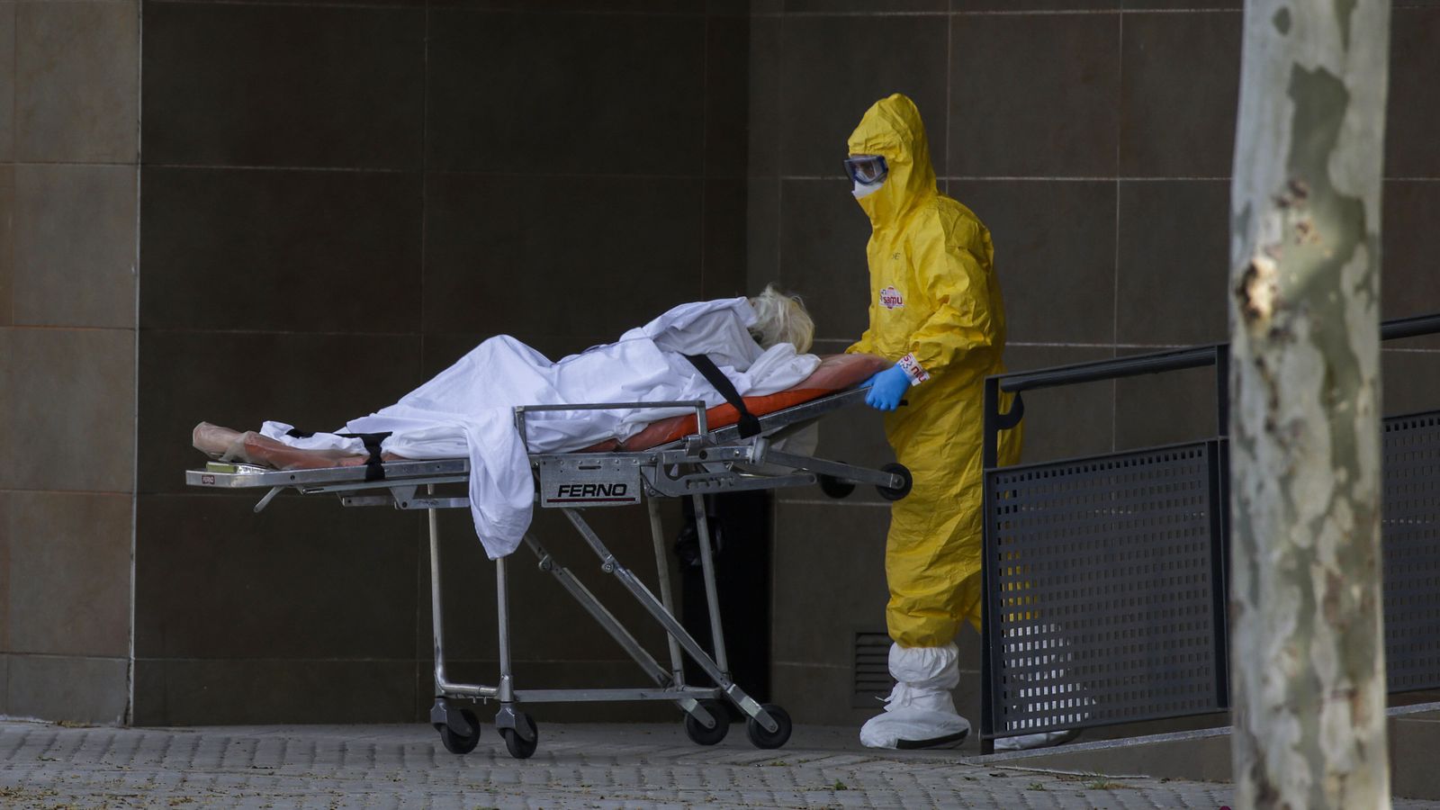 Un paciente con coronavirus es trasladado al hospital