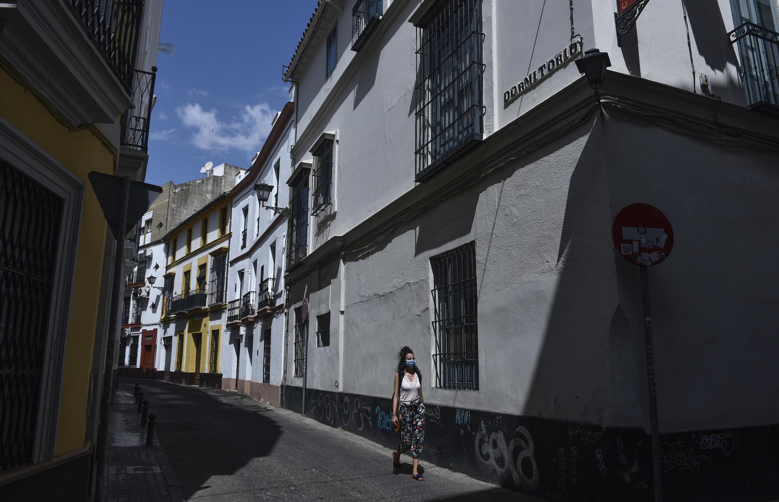 La calle Dormitorio en su confluencia con Alhóndiga.