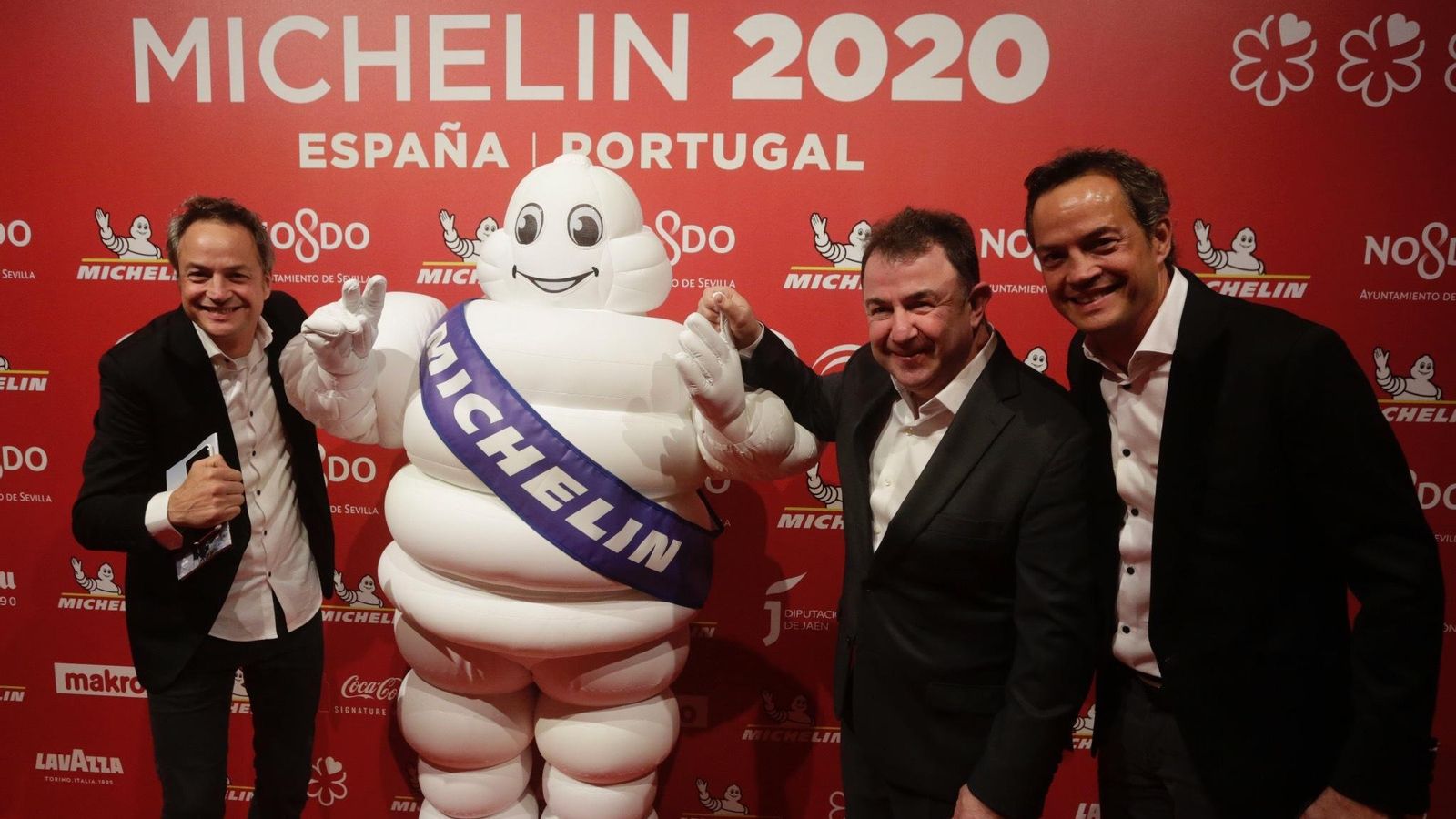 Martín Berasategui y los gemelos Torres posan junto al muñeco Michelin.