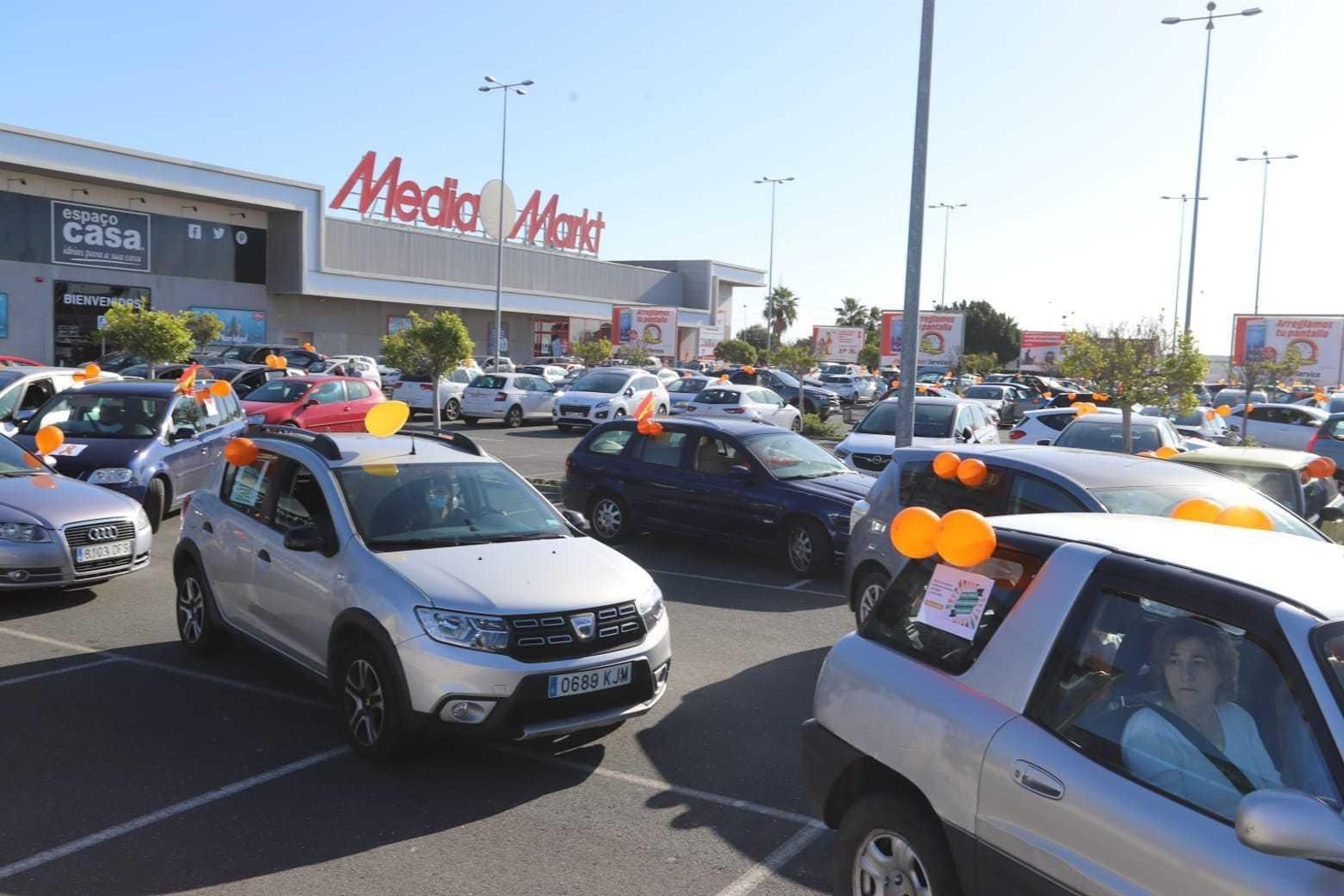 Decenas de coches participaron en la caravana de la concertada contra la ley Celaá.