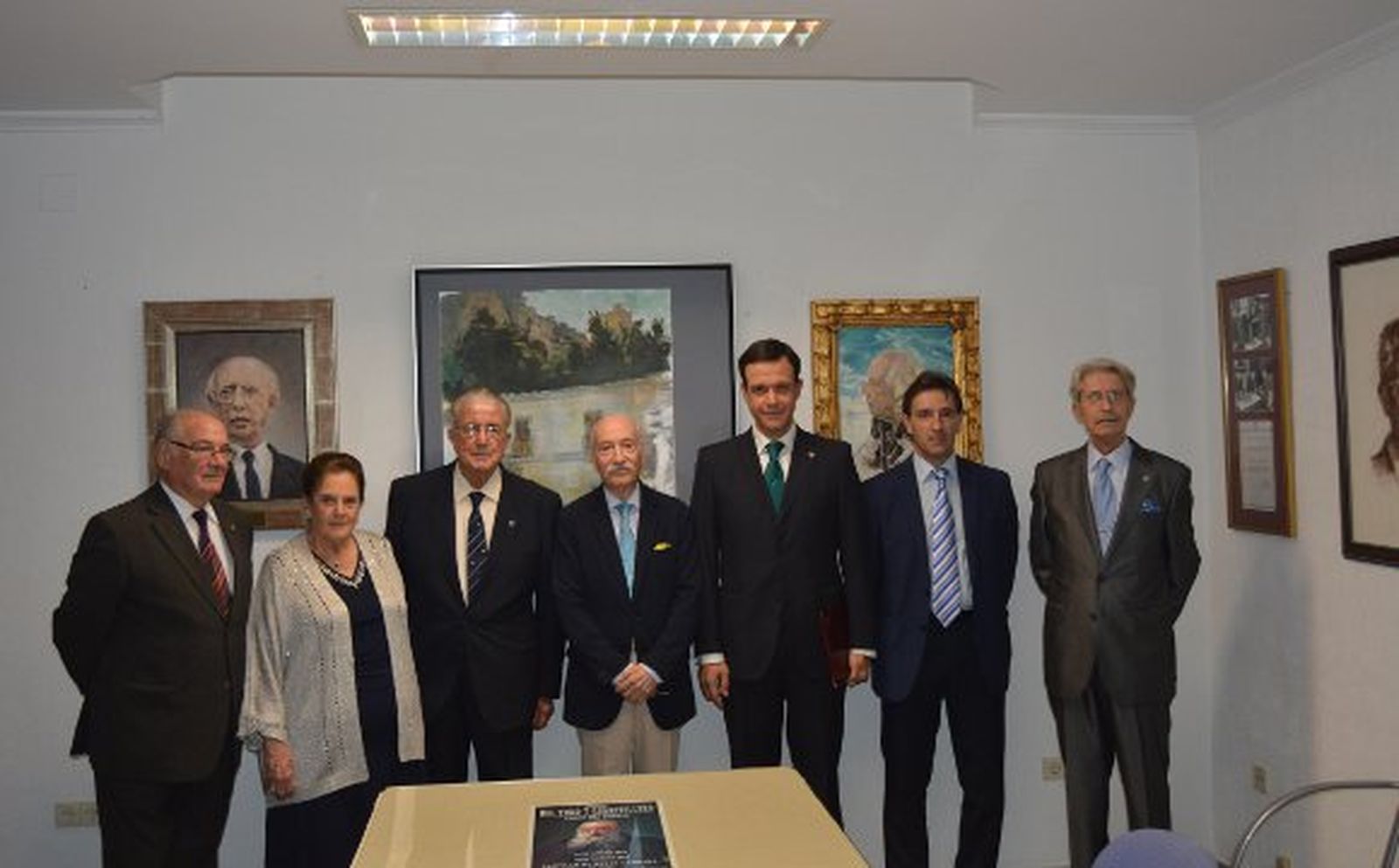 José Luis Suárez, María Teresa Fernández, Andrés Rodríguez Spínola, Juan Antonio Macías, el nuevo ateneísta Vicente Rodríguez Fernández, José María Riol y Cristóbal García Supervielle posan en la sede del Ateneo poco antes de iniciarse el acto.  Foto: Ignacio Casas de Ciria
