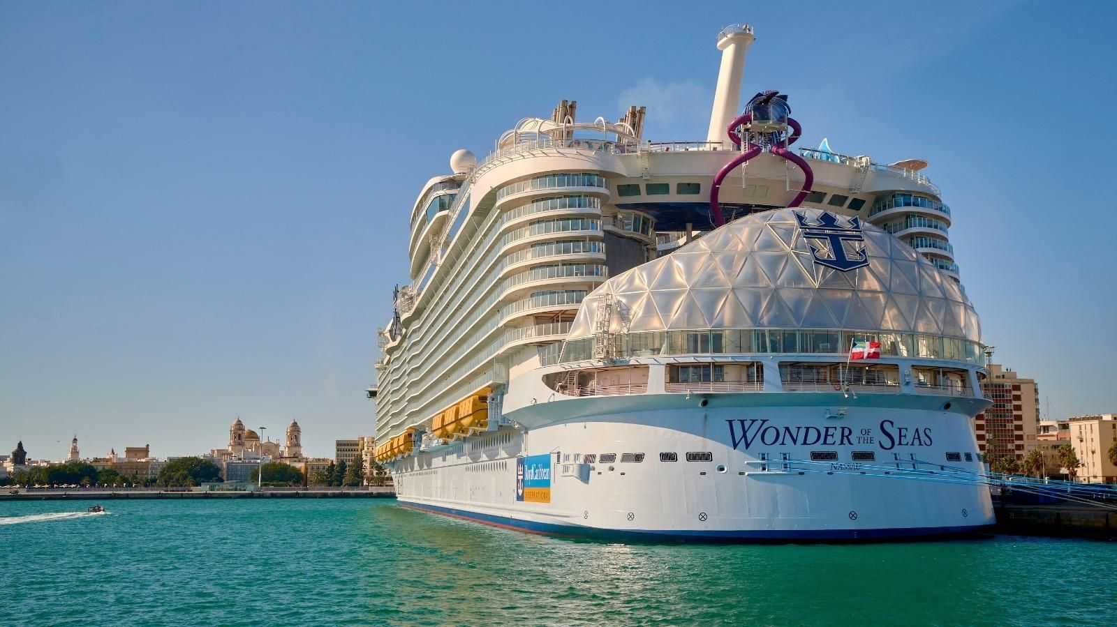 El Wonder of the Seas, este jueves, haciendo los últimos preparativos para su partida rumbo a Florida