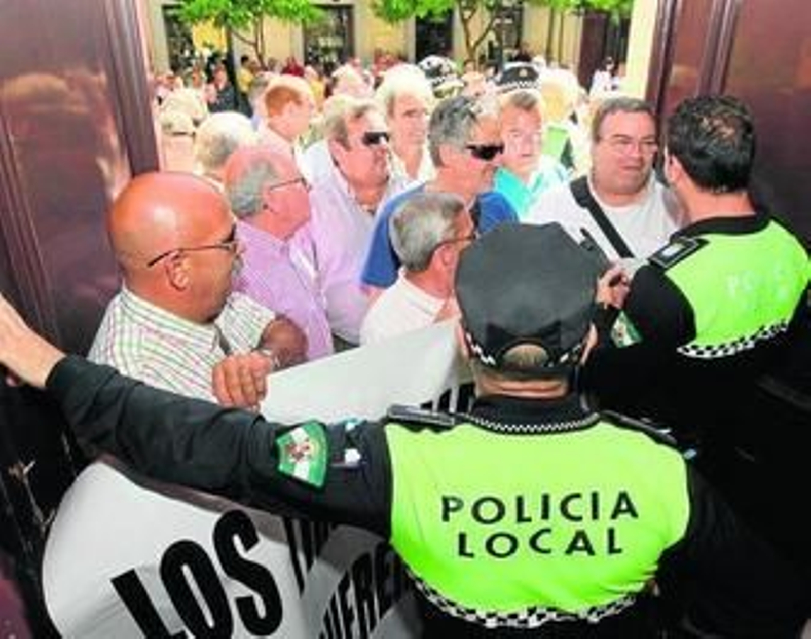 Encierro de prejubilados de Jerez en el Ayuntamiento en 2011 tras los primeros impagos de pólizas.