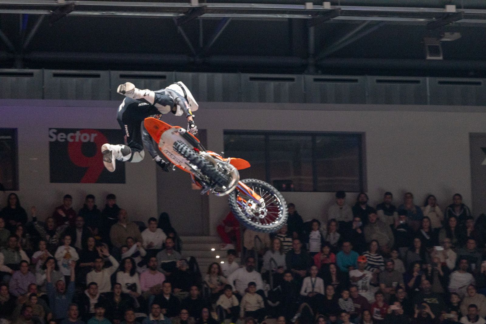 En imágenes: el Olivo Arena vibra con piruetas y motor en estado puro en el Soloflow Freestyle (1)