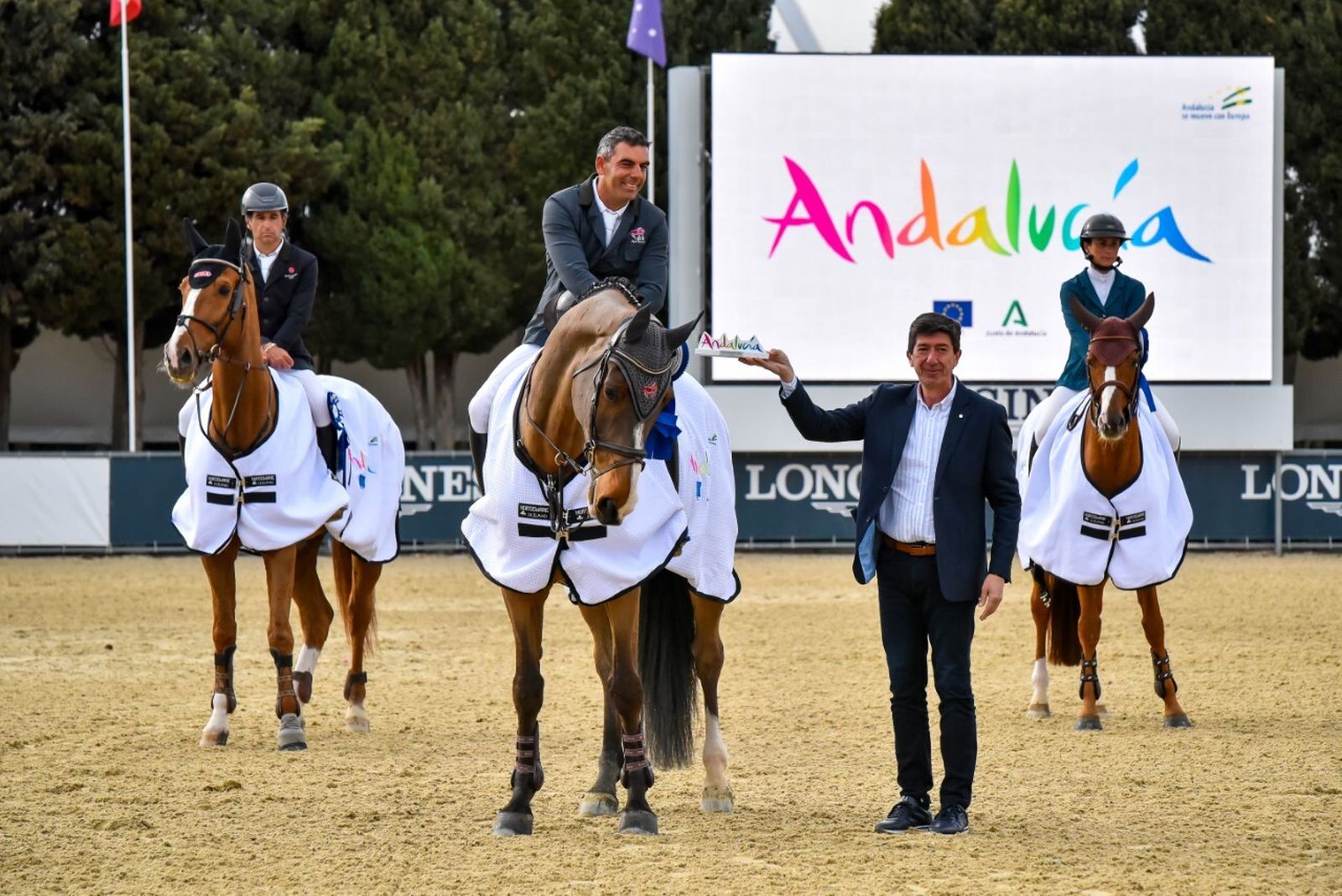 Mariano Martínez Bastida recibe su premio de manos de Juan Marín.