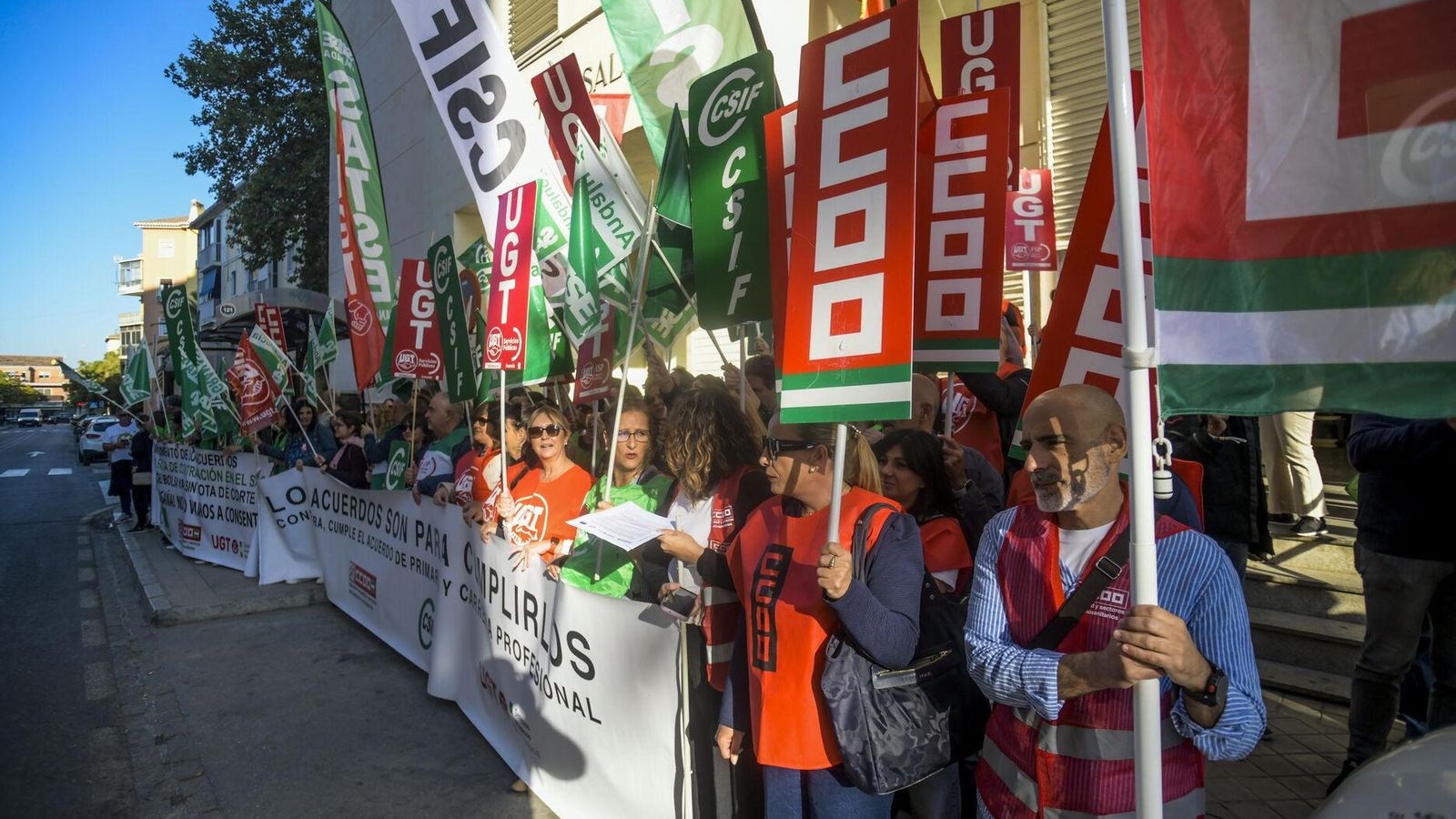 Concentración a las puertas del centro de Salud Zaidín Sur en Granada