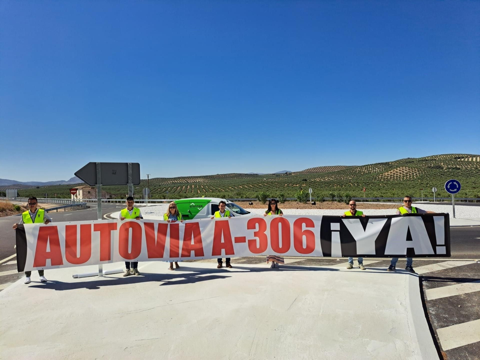 Pancarta con el lema 'Autovía A-306 ¡ya!' desplegada el pasado julio en el tramo de carretera donde se han ejecutado obras.