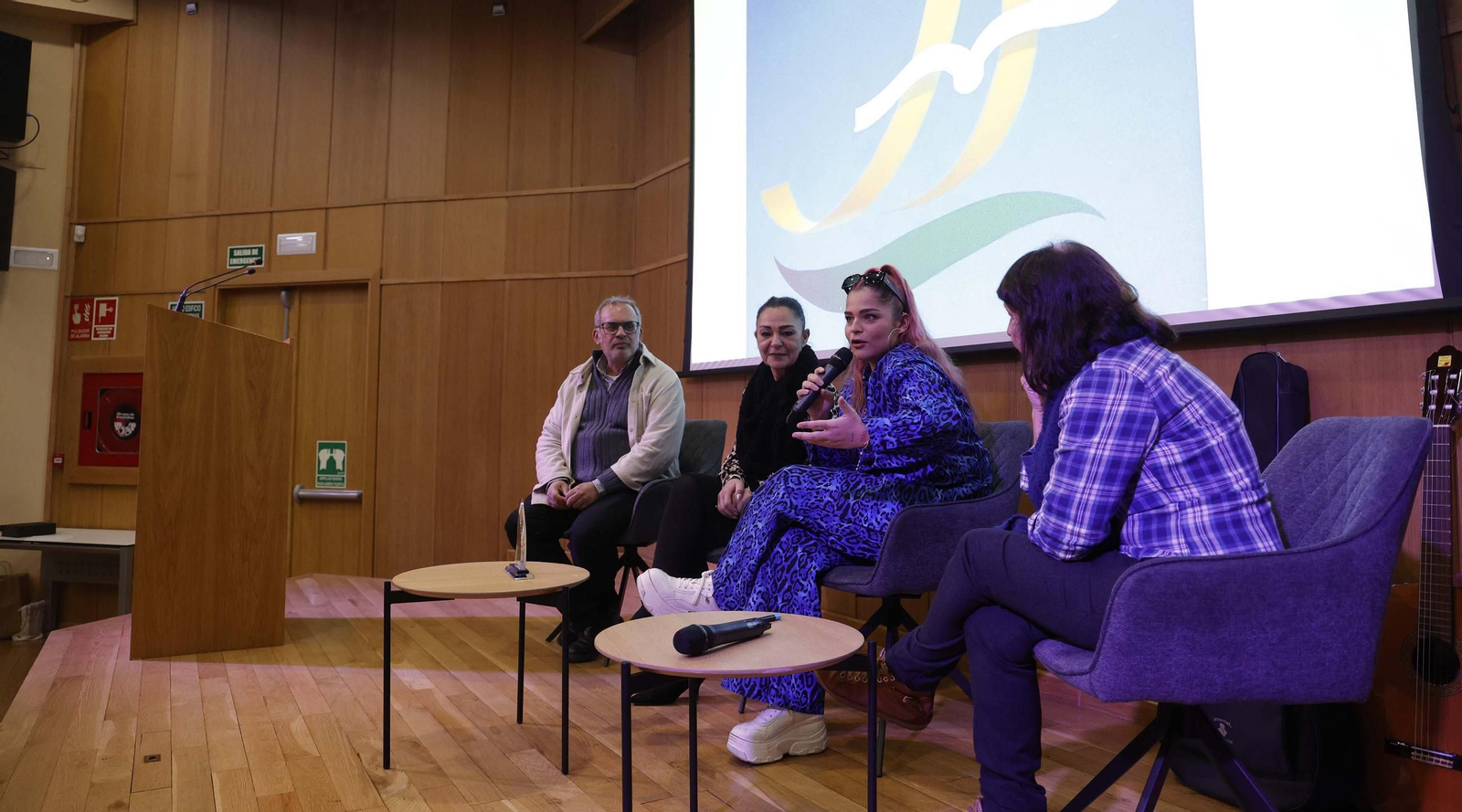 Fotos de la entrega de los premios del Ateneo de Algeciras a María Quiros y Tatiana Delalvz