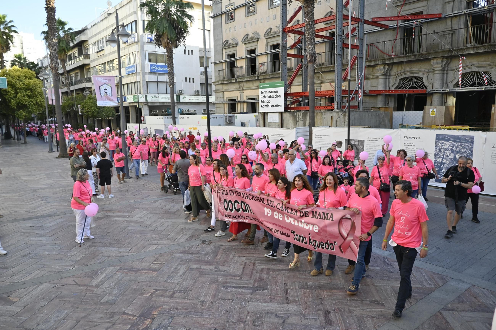 Cadena humana del día internacional del cáncer de mama