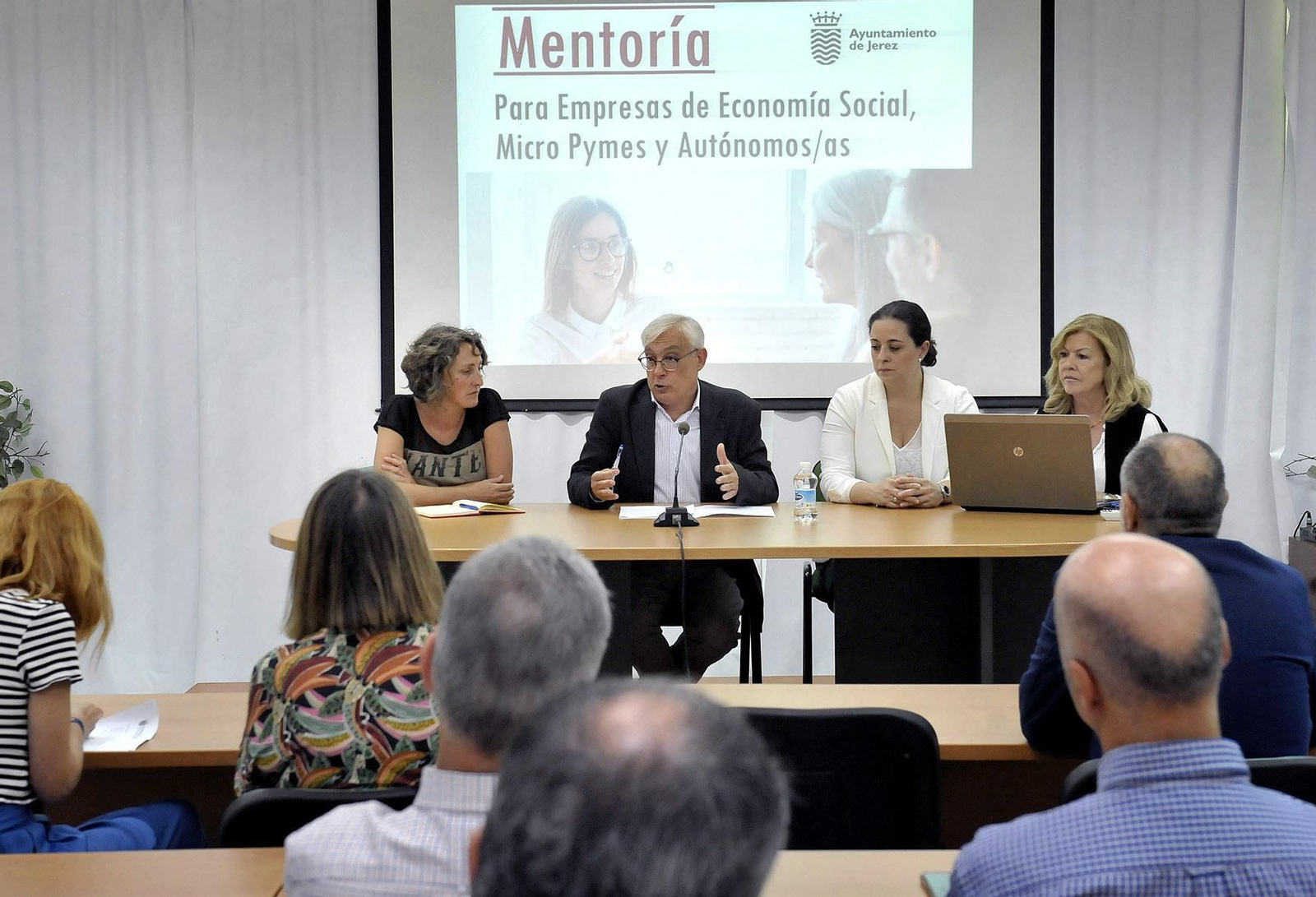 Cabello y González explican las nuevas mentorías para empresas y autónomos.