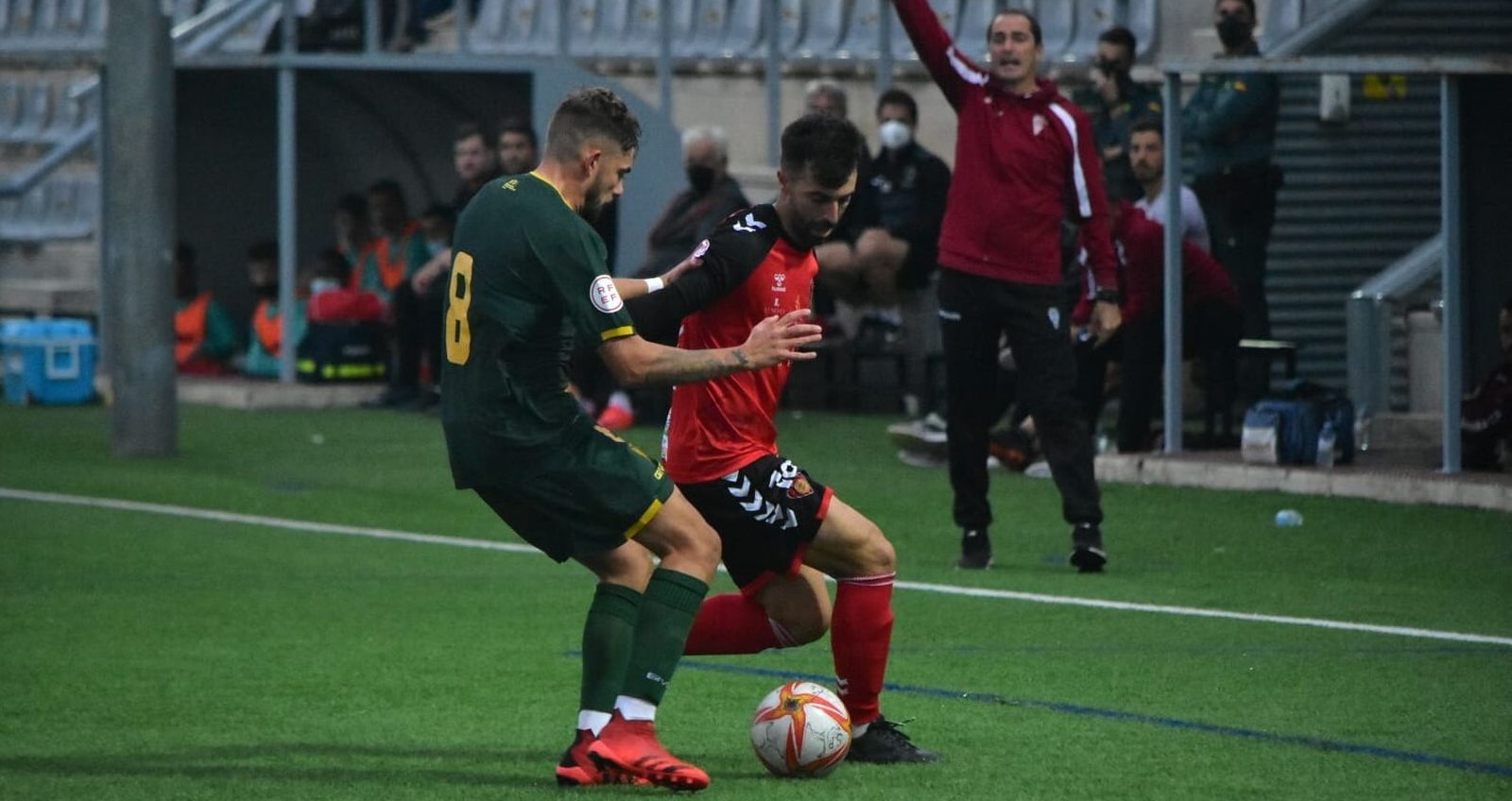 Joaquín, del Salerm Puente Genil, protege el balón ante Migue Gómez, del Córdoba B.