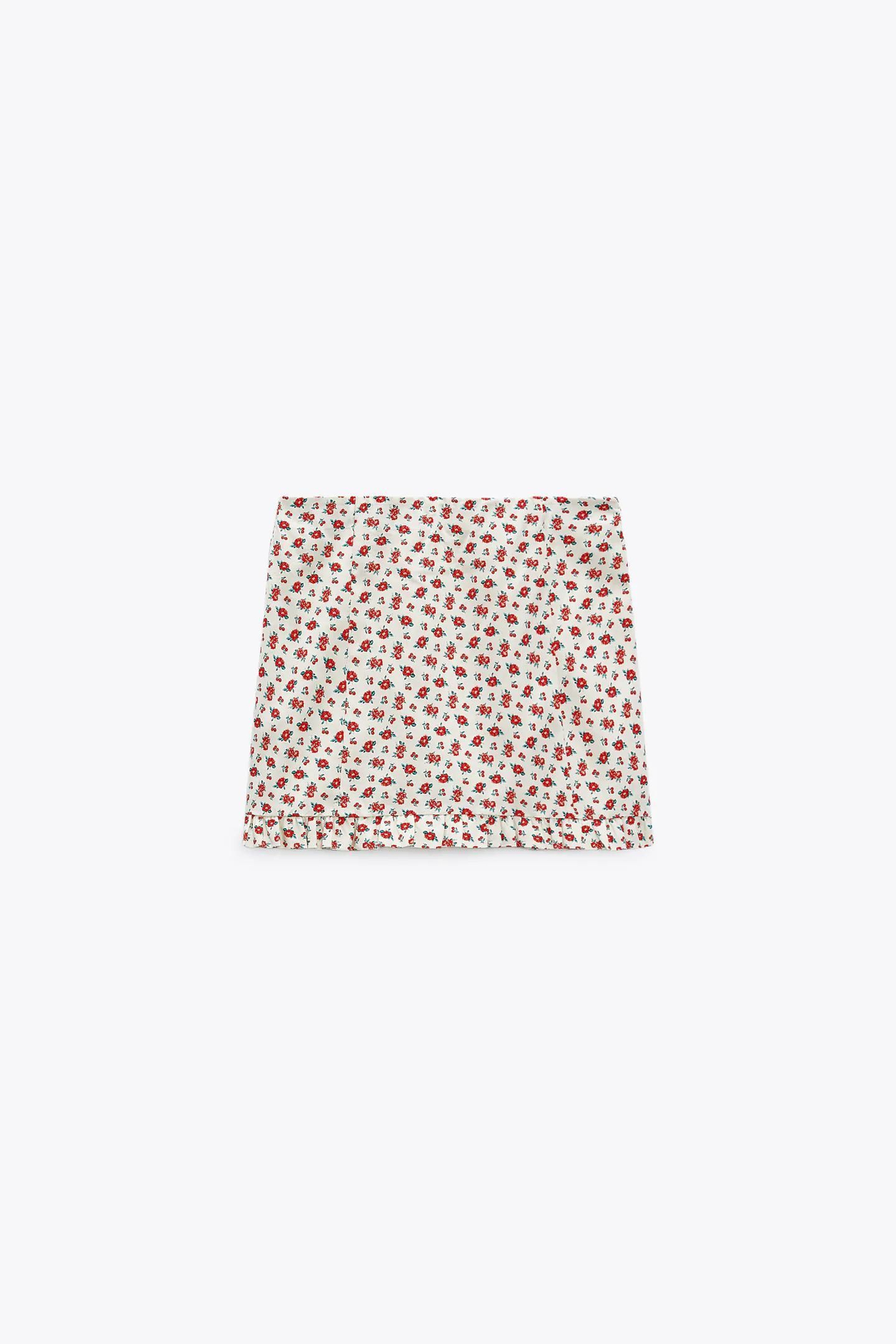 Falda corta de Zara con estampado de flores rojas.