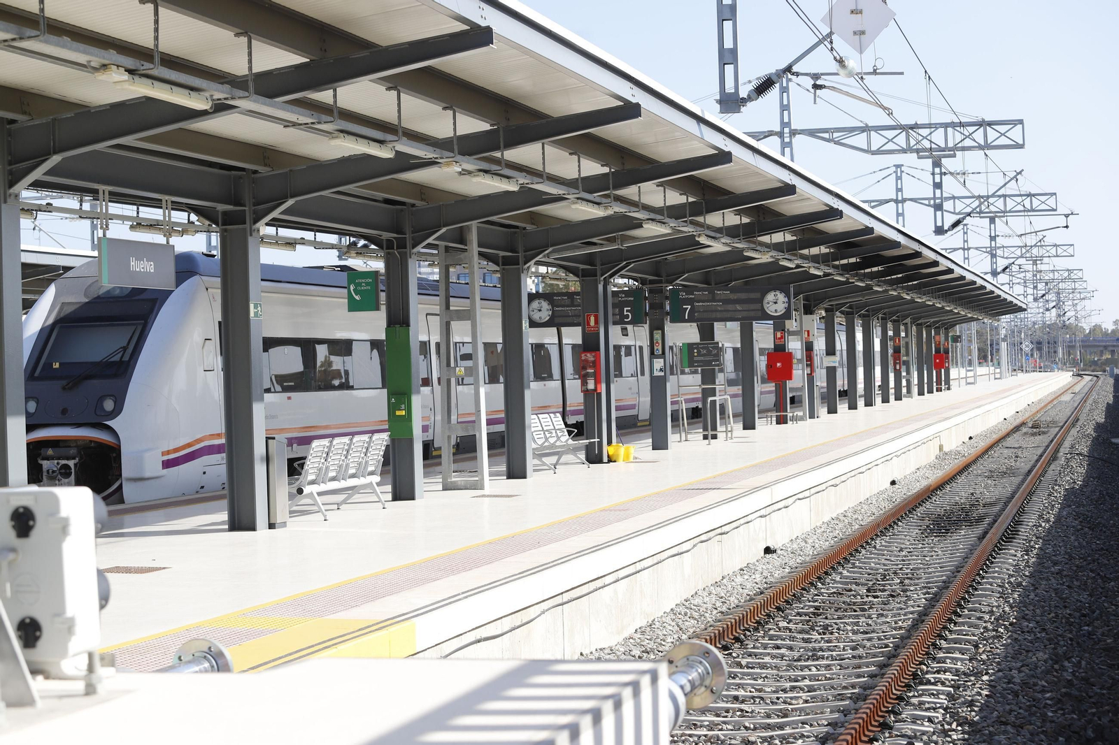 Un tren en la estación de Renfe en Huelva.