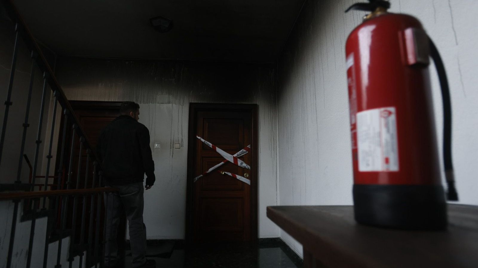 Entrada de la vivienda calcinada.