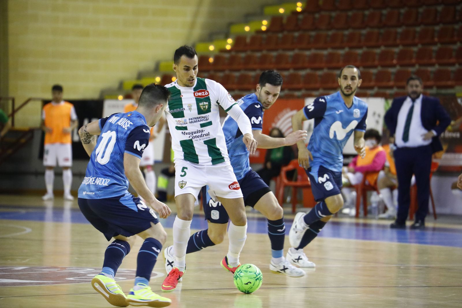 Boyos intenta superar a Dani Saldise ante los también interistas Tripodi y su hermano Boyis.