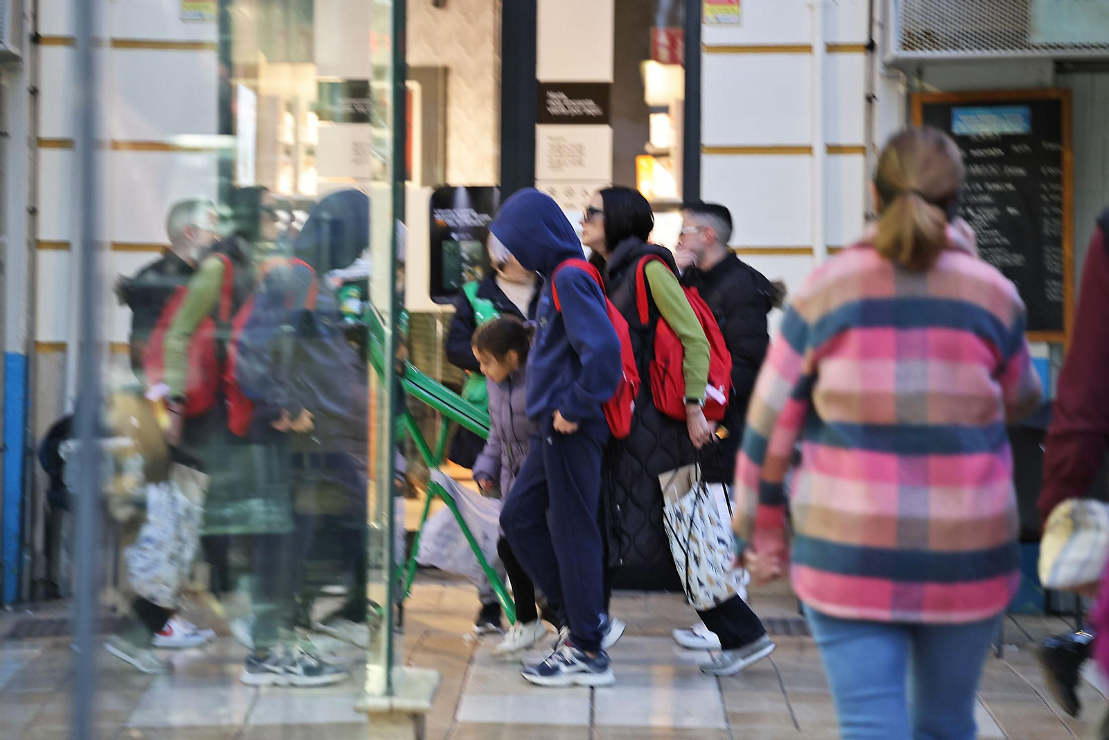Los abrigos toman las calles de Huelva por el cambio drástico de las temperaturas