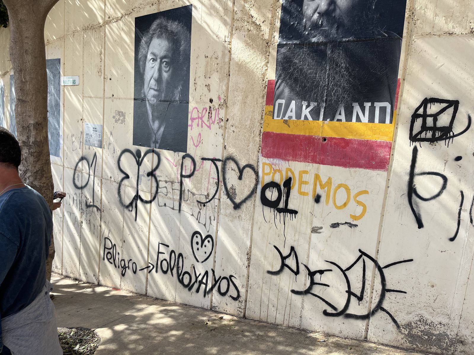 Carteles de la exposición con pintadas