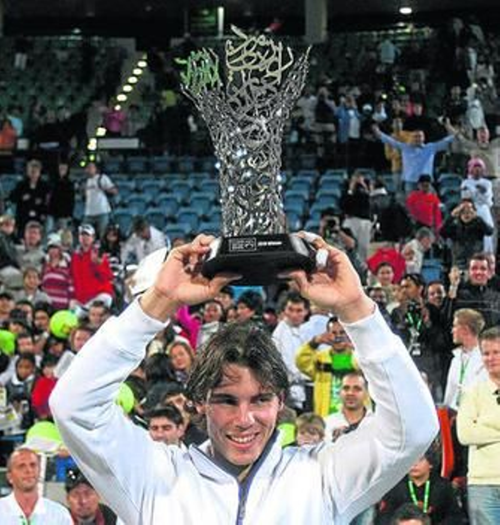Rafa Nadal levanta el trofeo, que le acredita como campeón.