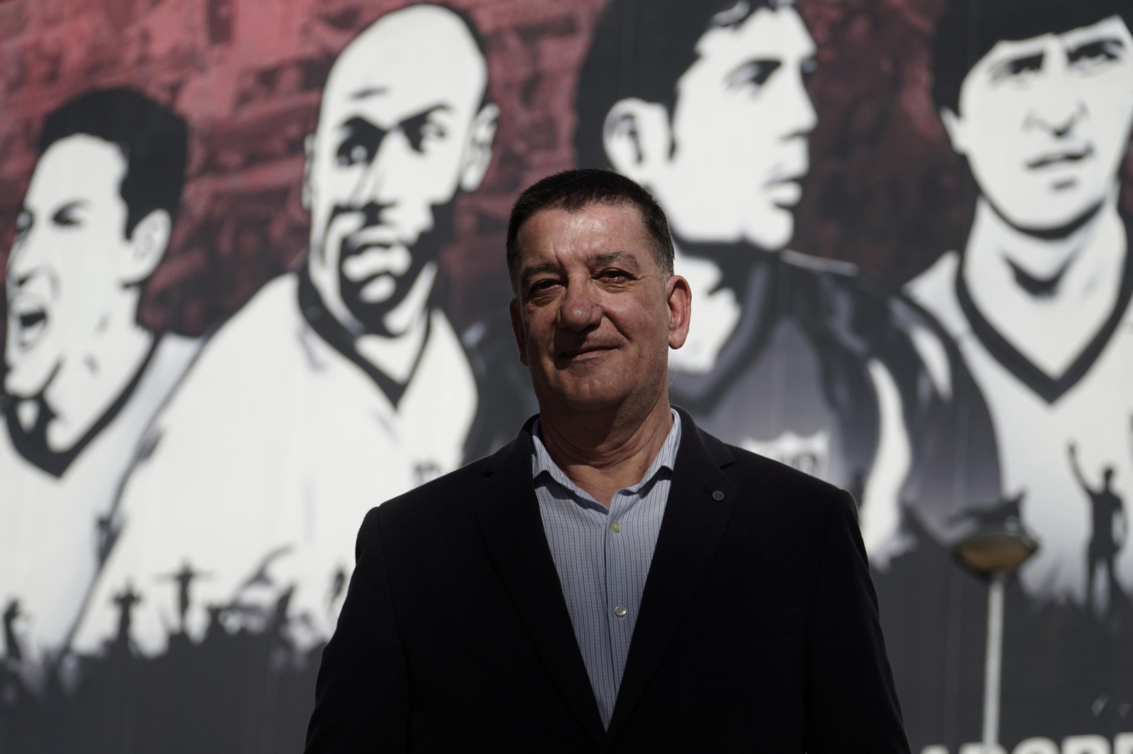 El fisioterapeuta sevillano Domingo Pérez, ante un mural del Ramón Sánchez-Pizjuán.