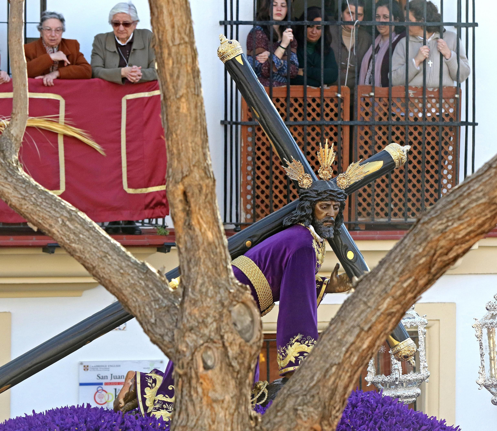 El Señor de las Tres Caídas en la tarde del Miércoles Santo sobre su clásico paso de madera tallada. El Señor de las Tres Caídas en la tarde del Miércoles Santo sobre su clásico paso de madera tallada.