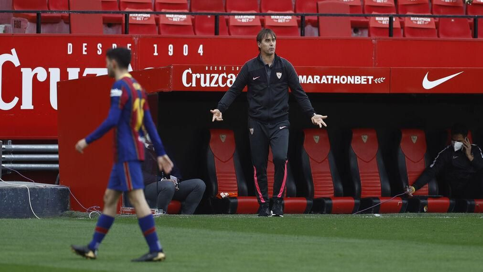 Julen Lopetegui pide explicaciones ante Pedri en el Sevilla-Barcelona de Liga.