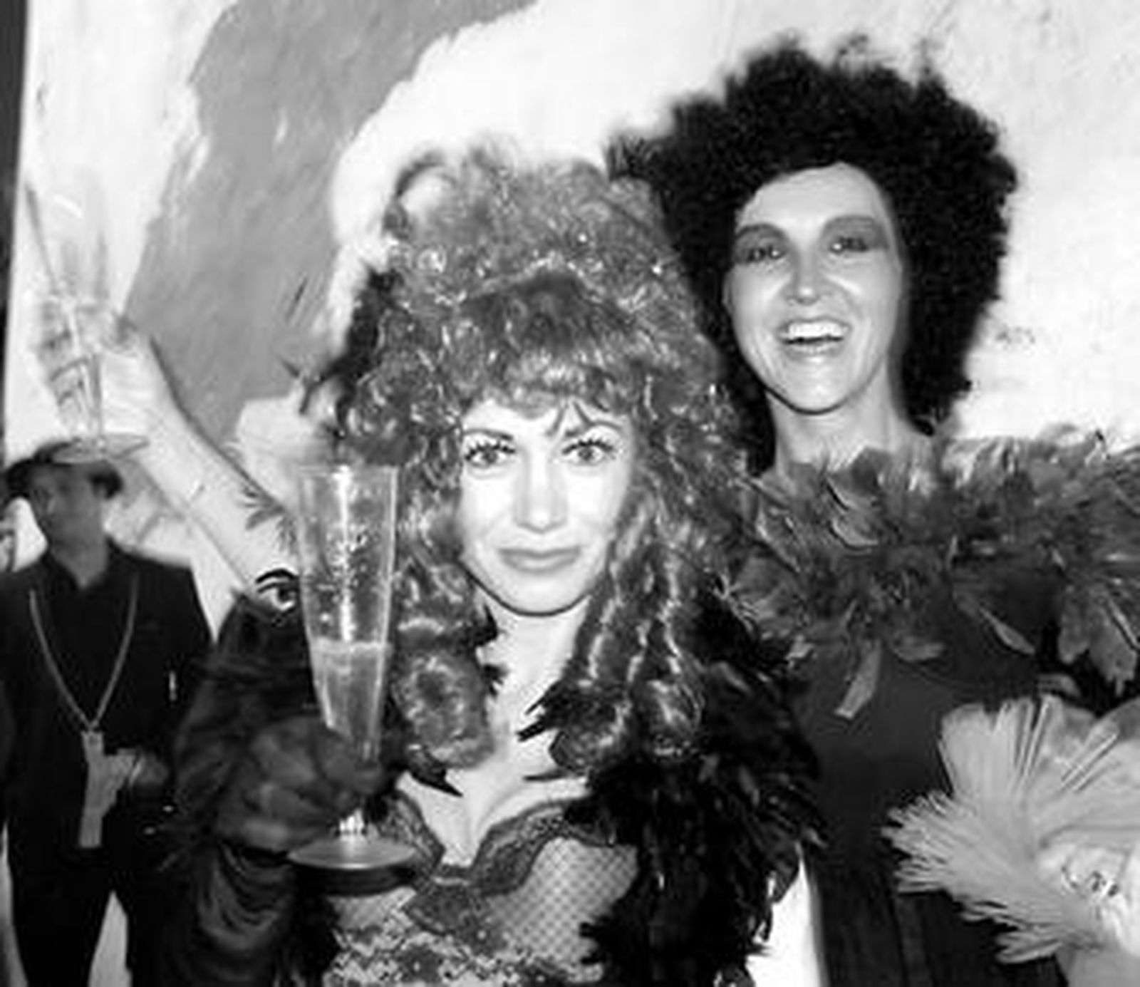 1. El carrusel de este año destacó por la calidad de las carrozas, realizadas por los propios tarifeños. En la imagen, un grupo disfrazado de egipcios. 2. Las plazuelas del centro de municipio se abarrotaron durante el día de para escuchar a las agrupaciones que cantaron. 3. Dos bailarinas de charlestón brindan por una noche de diversión. 4. Un grupo de angelitos pretende hacerse pasar por demonios en Tarifa. /Fotos: Shus Terán