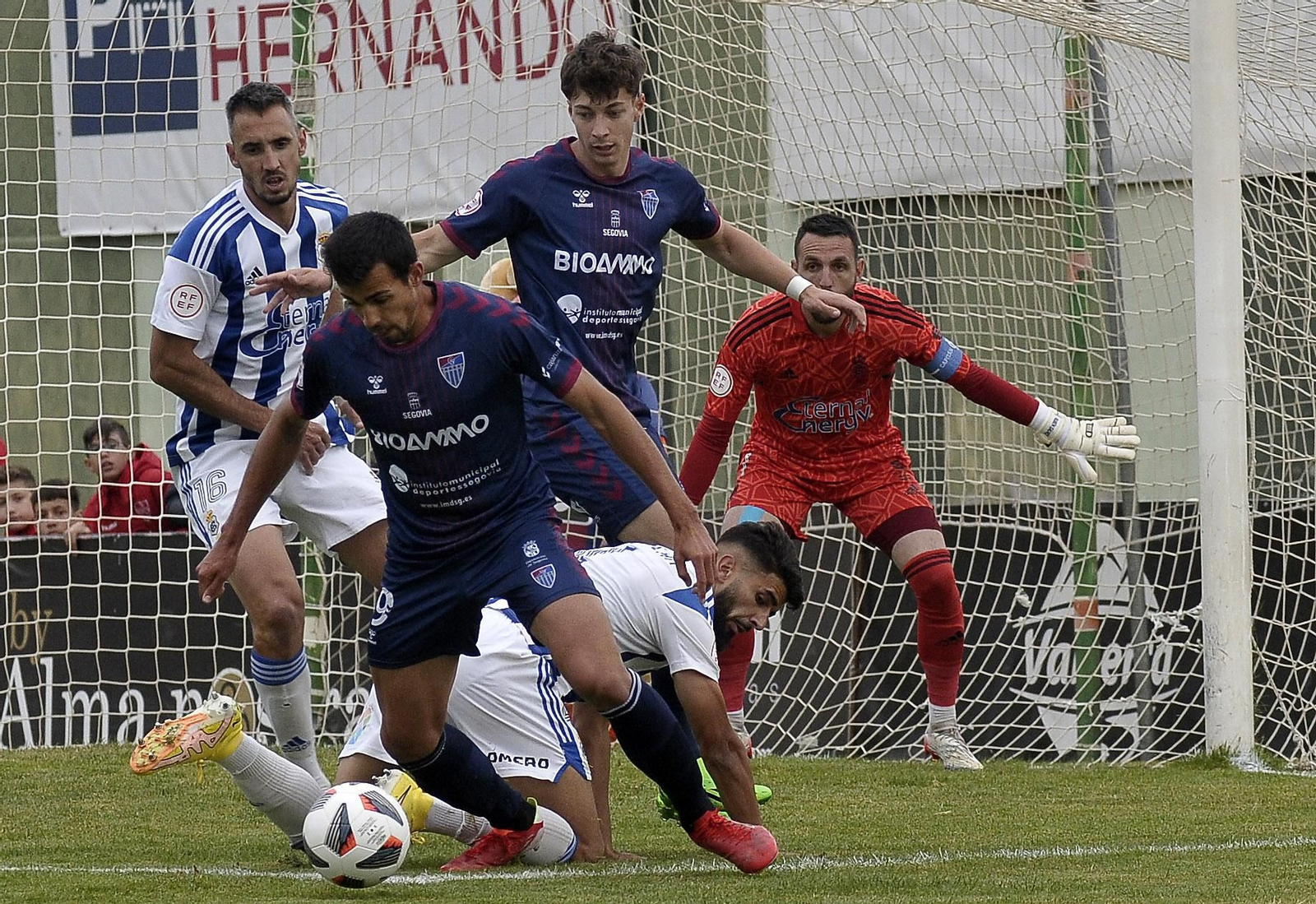 Imágenes del partido entre la Segoviana y el Recre en La Albuera