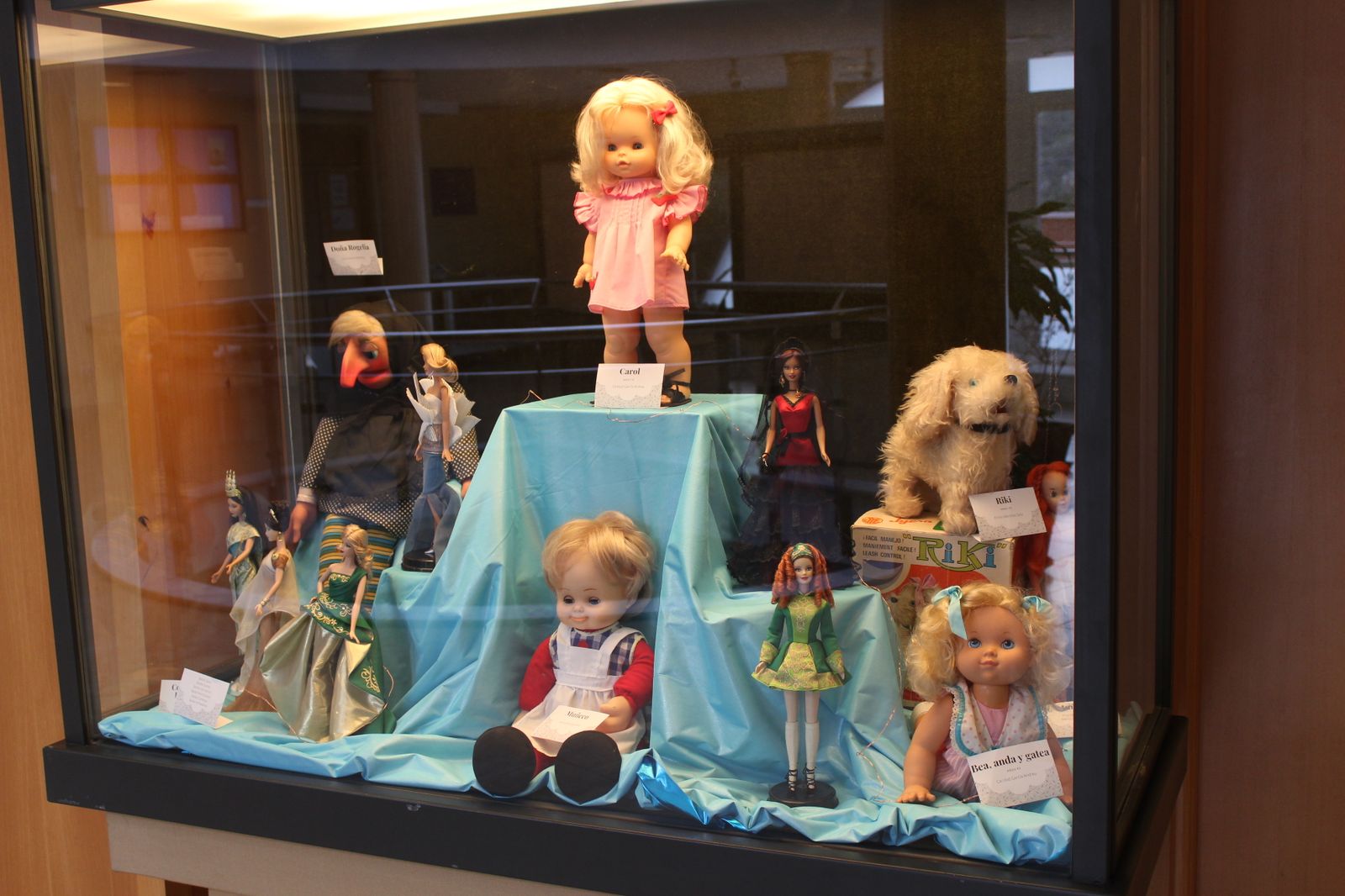 Algunas muñecas de la exposición.