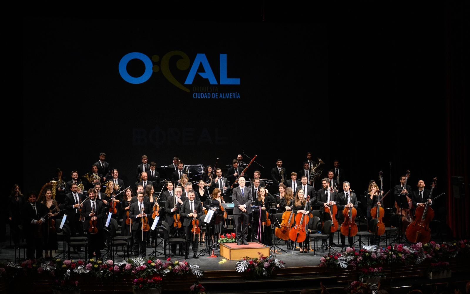 La OCAL puesta en pie recibiendo el aplauso del público que llenó el Maestro Padilla.