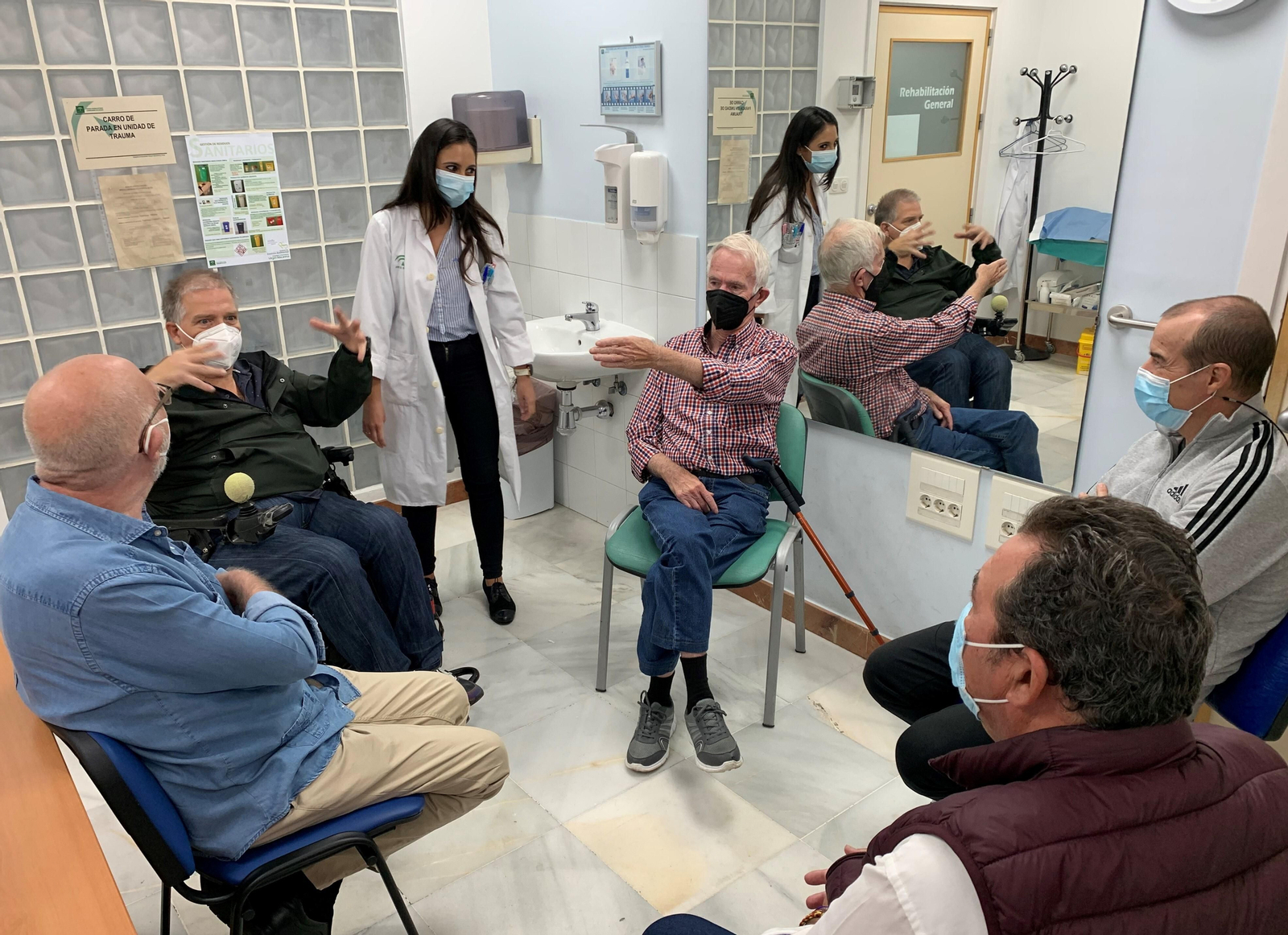 Daniel C. C. durante una de las sesiones grupales en la consulta de la doctora Marta Montes, en Unidad de Foniatría y Logopedia de Rehabilitación del Macarena. Daniel C. C. durante una de las sesiones grupales en la consulta de la doctora Marta Montes, en Unidad de Foniatría y Logopedia de Rehabilitación del Macarena.
