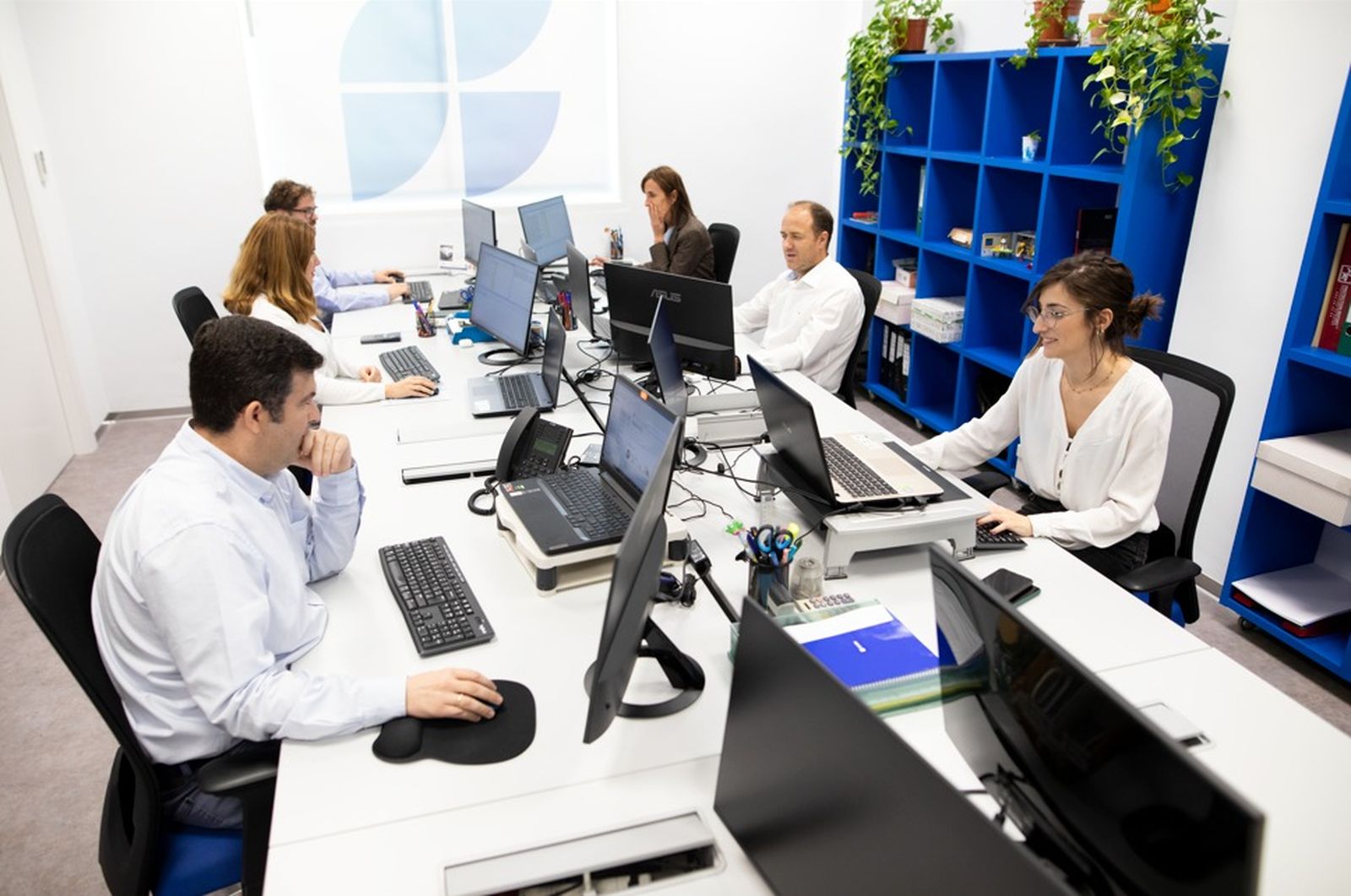 Equipo de Añil Construcciones en su oficina