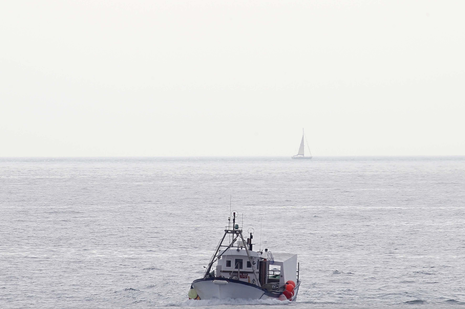 Un barco pesquero navega por la Bahía de Algeciras.