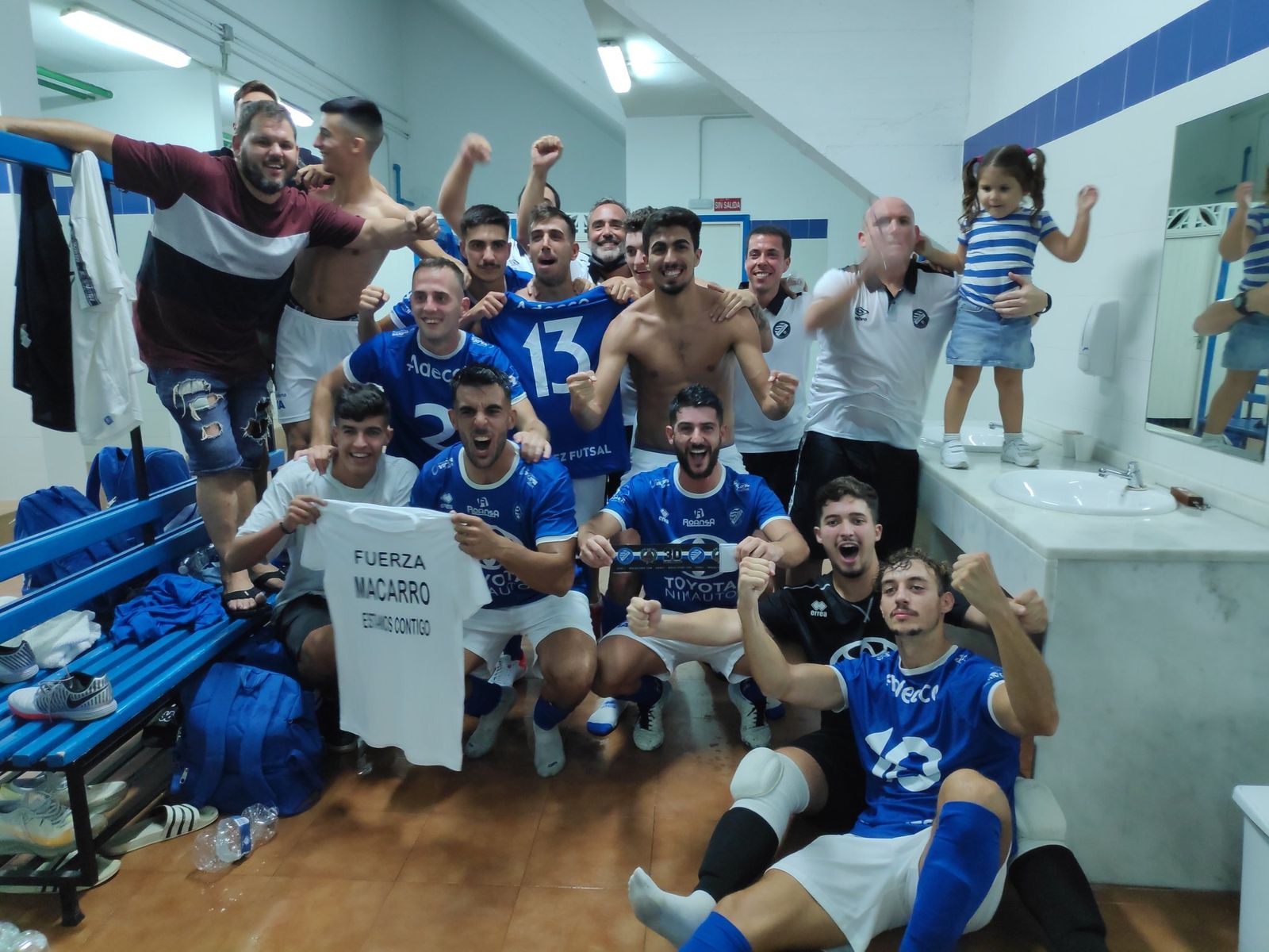 Los jugadores del Xerez Toyota Nimauto celebran el triunfo contra el Virgili.