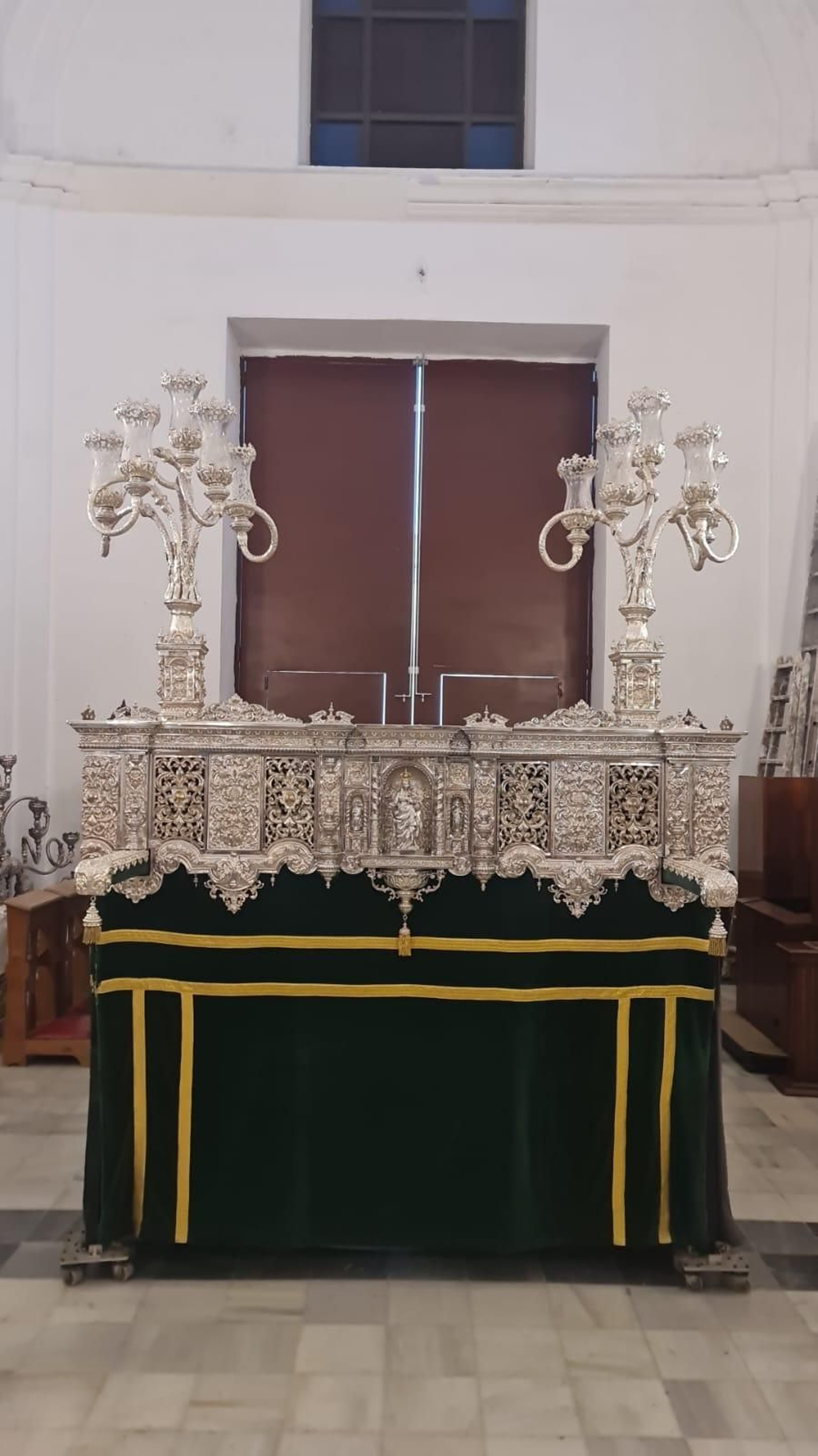 El paso de Gracia y Esperanza, preparándose para la salida de la Dolorosa en el Corpus de la Viña el día 29. El paso de Gracia y Esperanza, preparándose para la salida de la Dolorosa en el Corpus de la Viña el día 29.