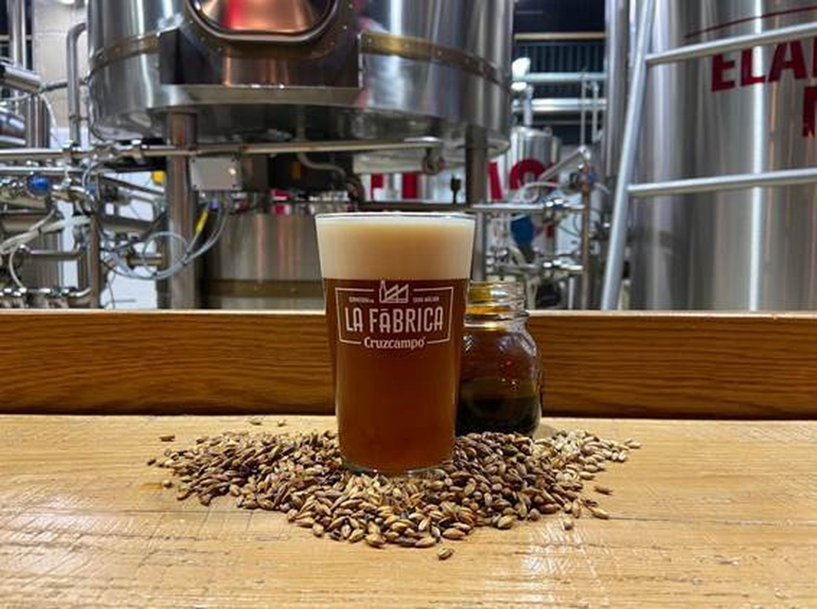 Cerveza con miel de caña de Frigiliana elaborada por Cruzcampo en Málaga.