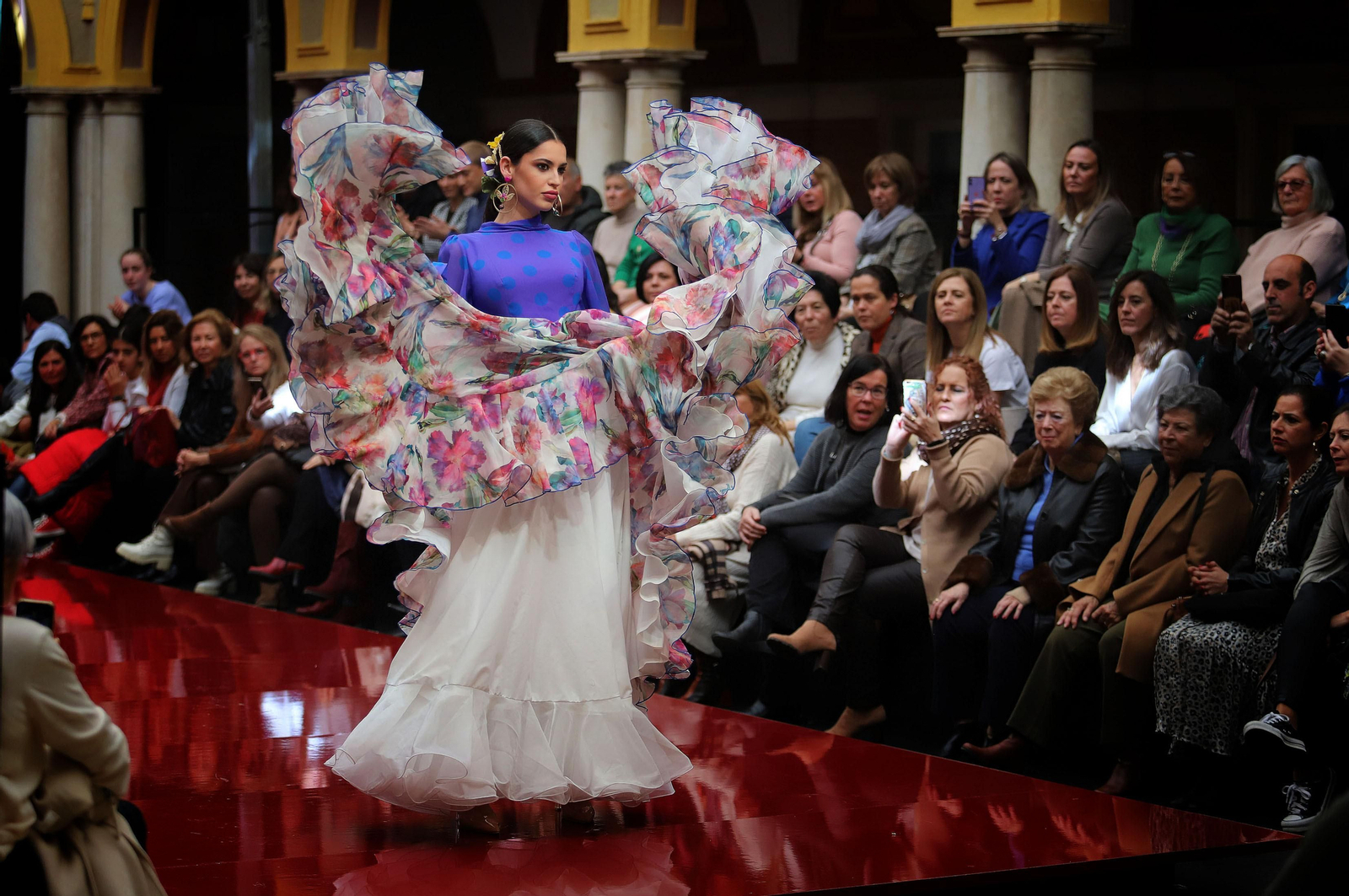 Huelva Flamenca 2023. Imágenes del desfile benéfico de El Ajolí a favor de Cruz Roja Española