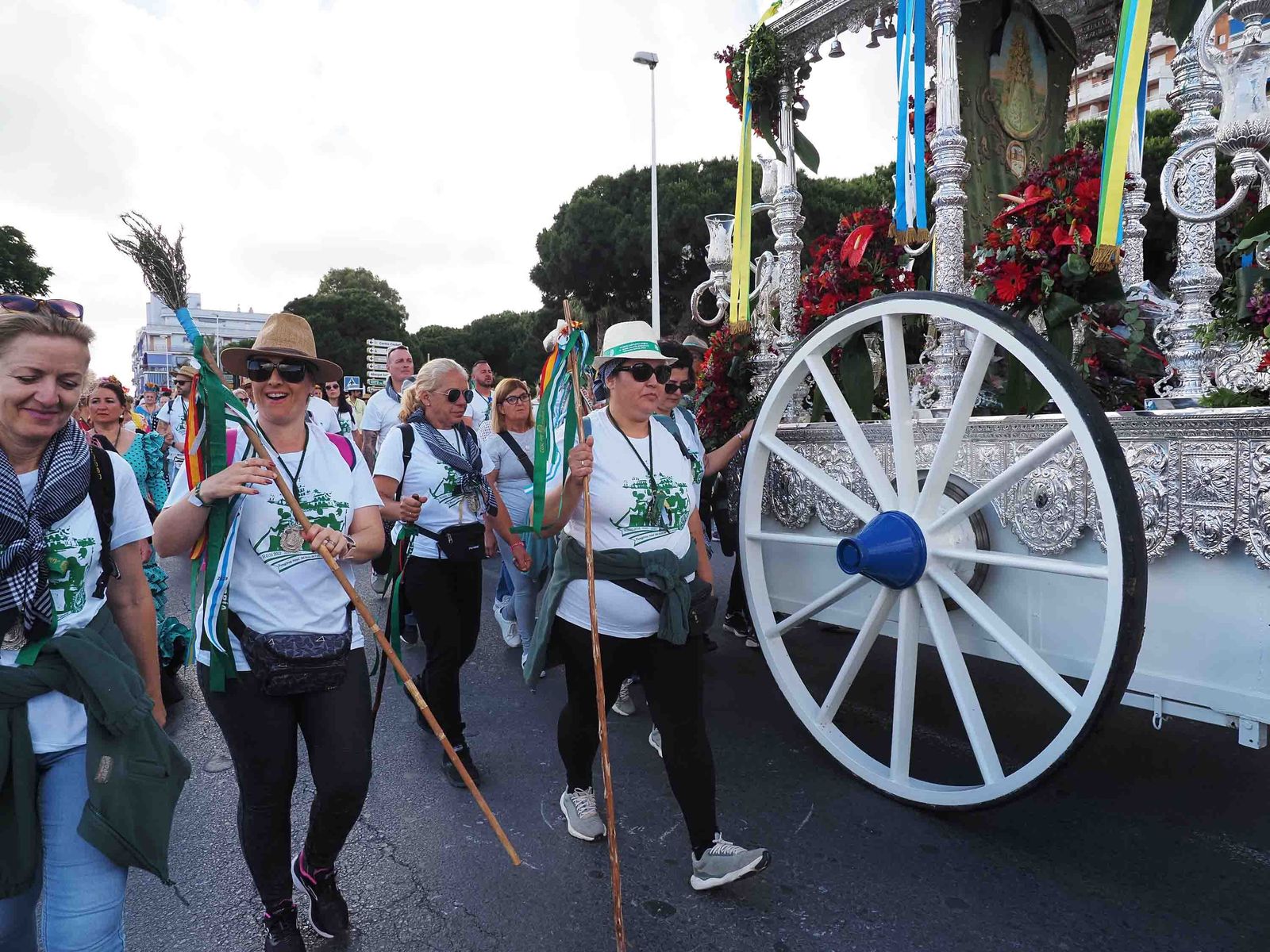 Salida de la Hermandad de Punta Umbría hacia El Rocío.