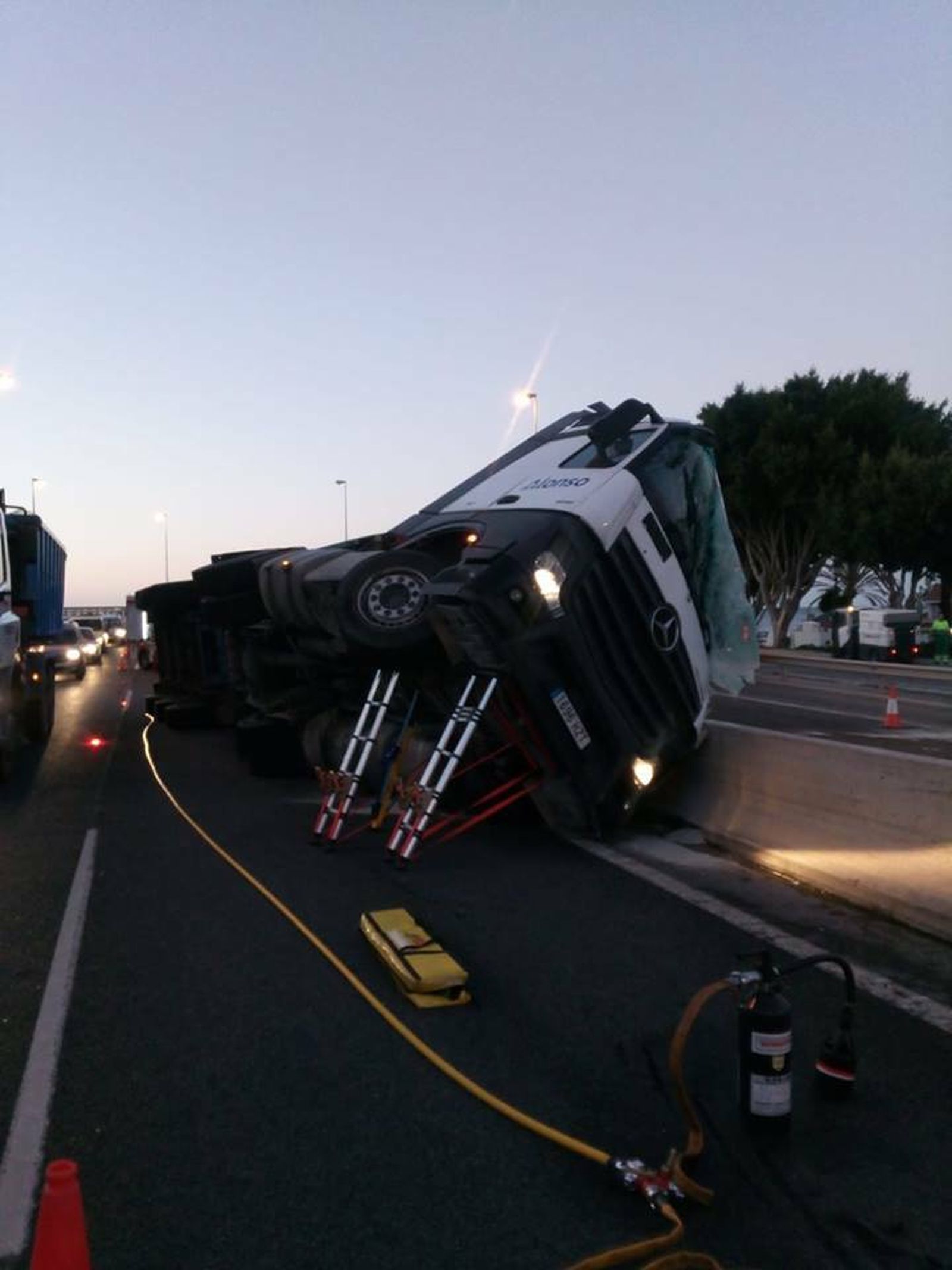 Las imágenes del vuelco del camión en la Cala de Mijas