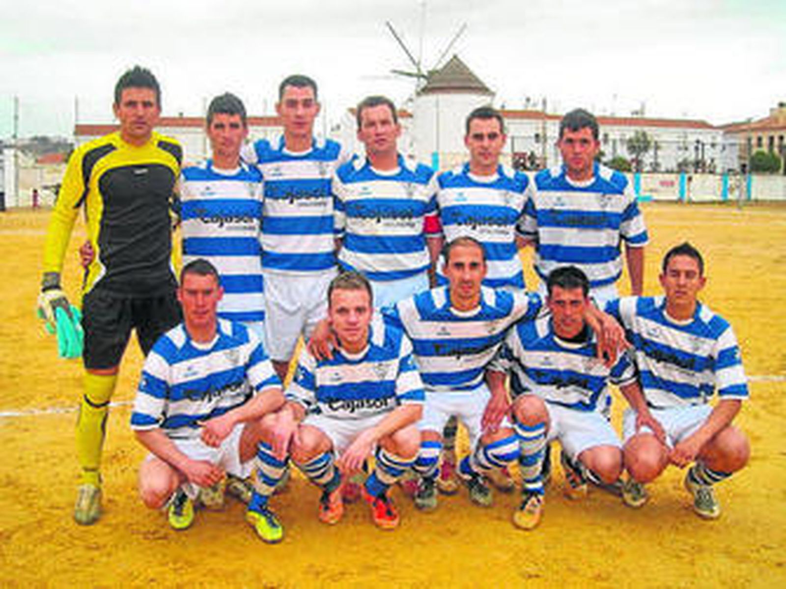 El Villablanca (arriba) superó al Paulapesca, un rival directo.
