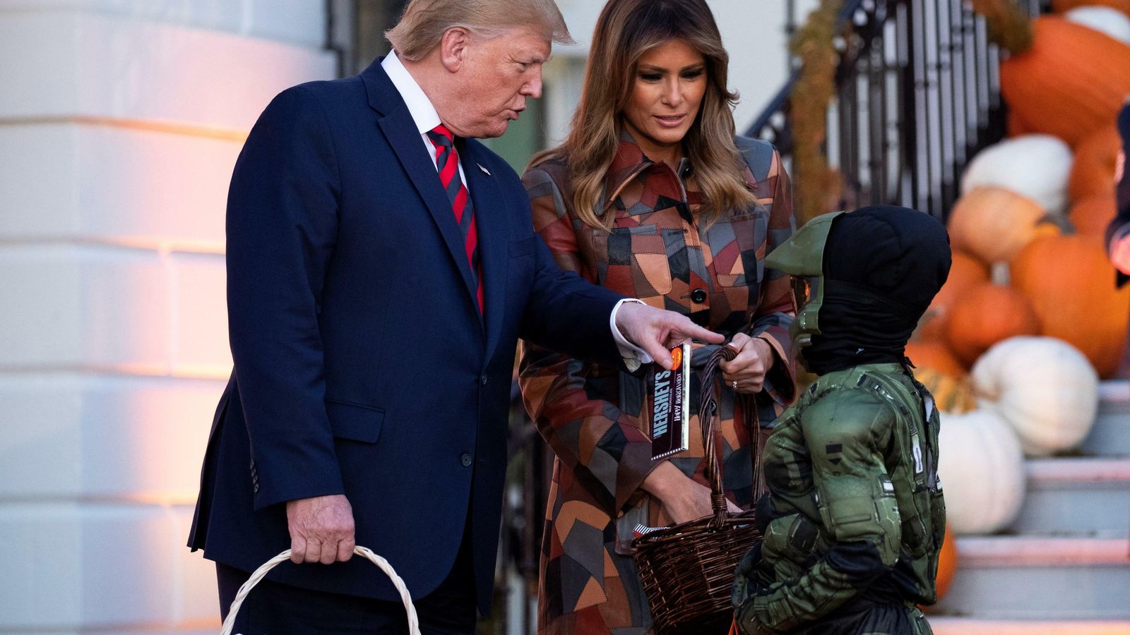 Donald y Melania Trump reparten caramelos a los niños en la Casa Blanca.